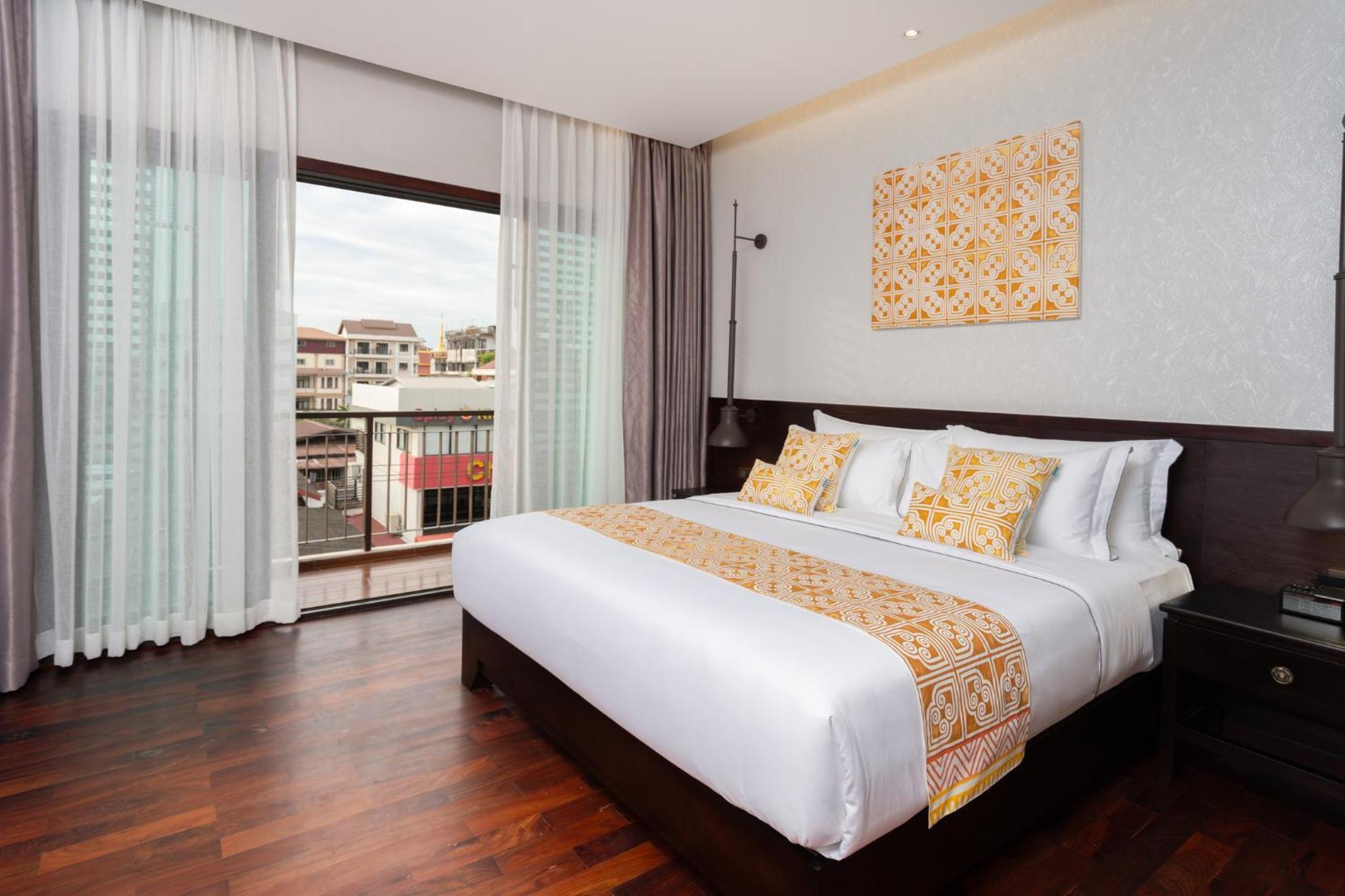 Deluxe Double Room with Balcony - Photo 6