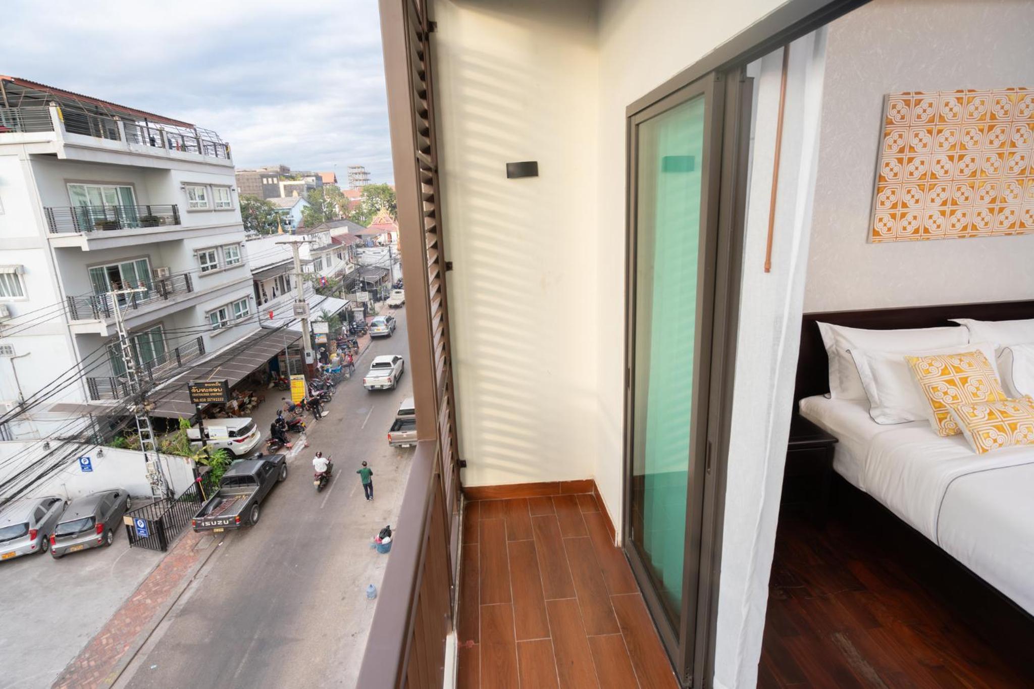 Deluxe Double Room with Balcony - Photo 5