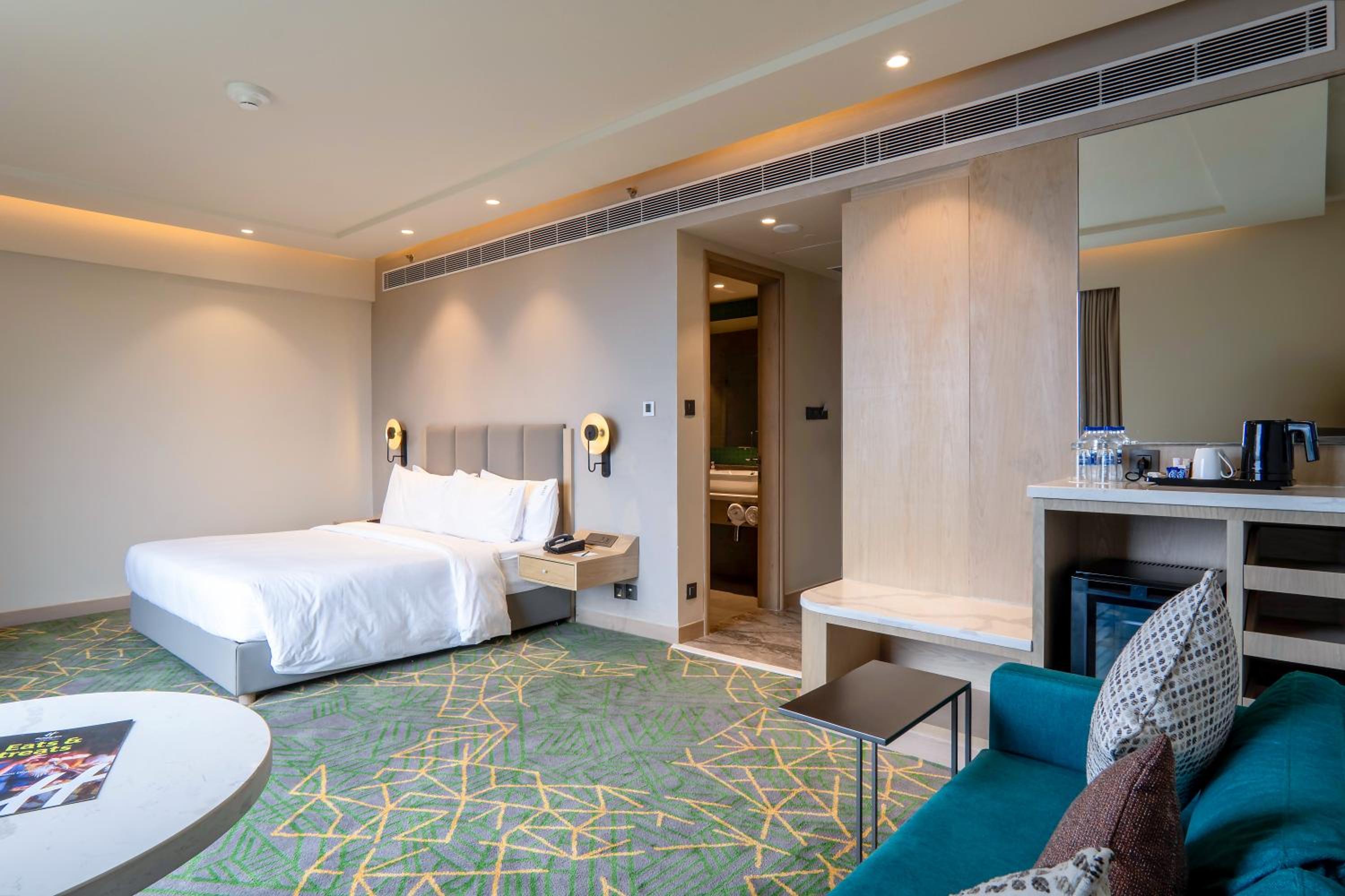 Premium King Room - Photo 10