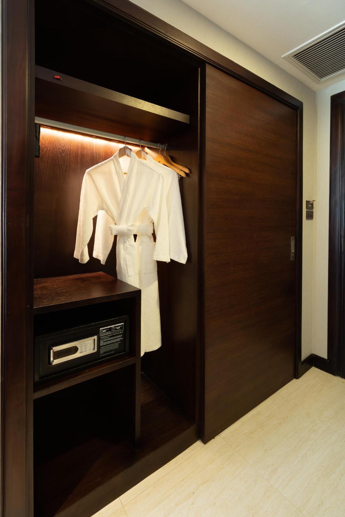 Deluxe Family Room - Photo 2