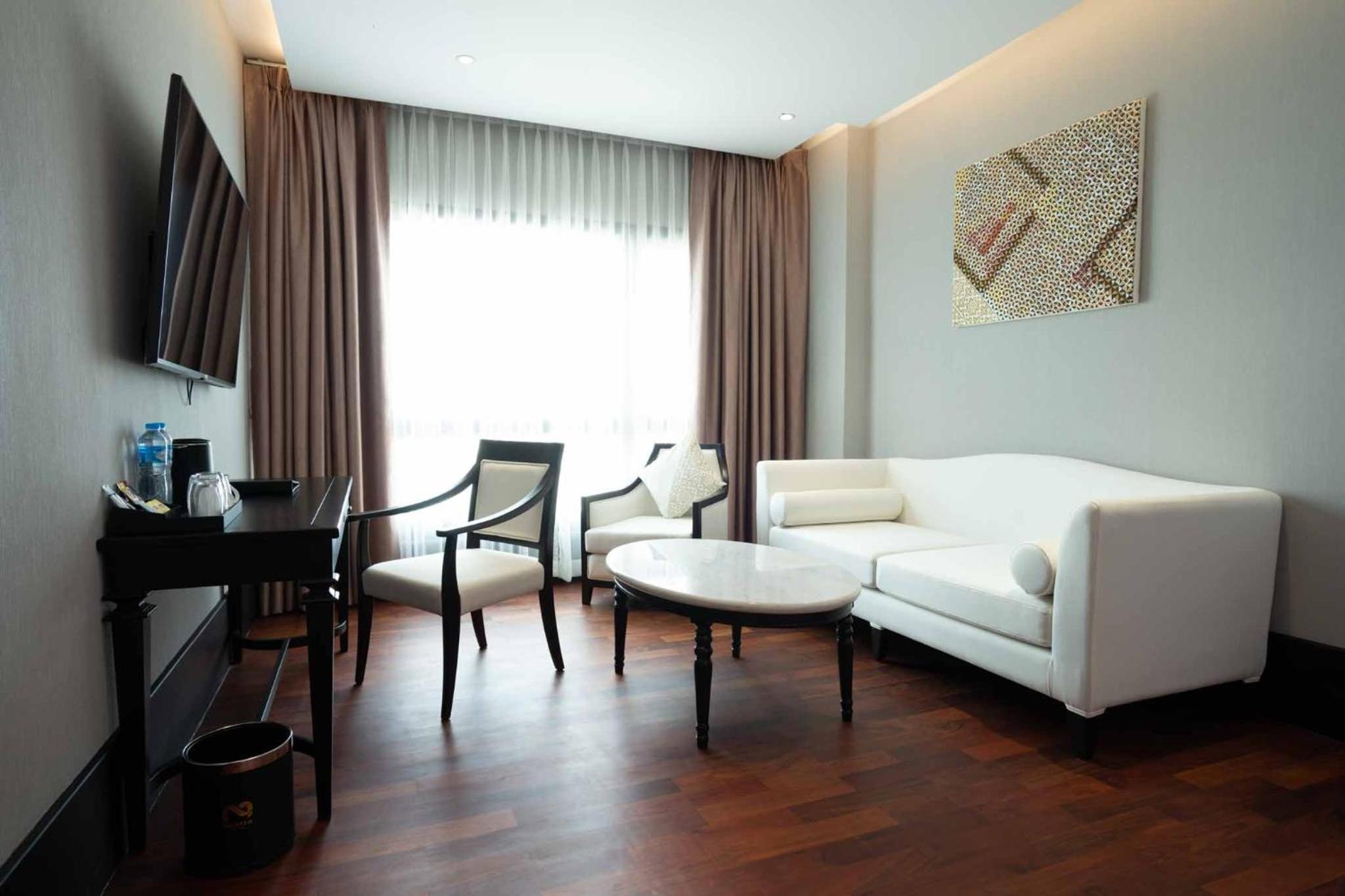 Suite with City View - Photo 10
