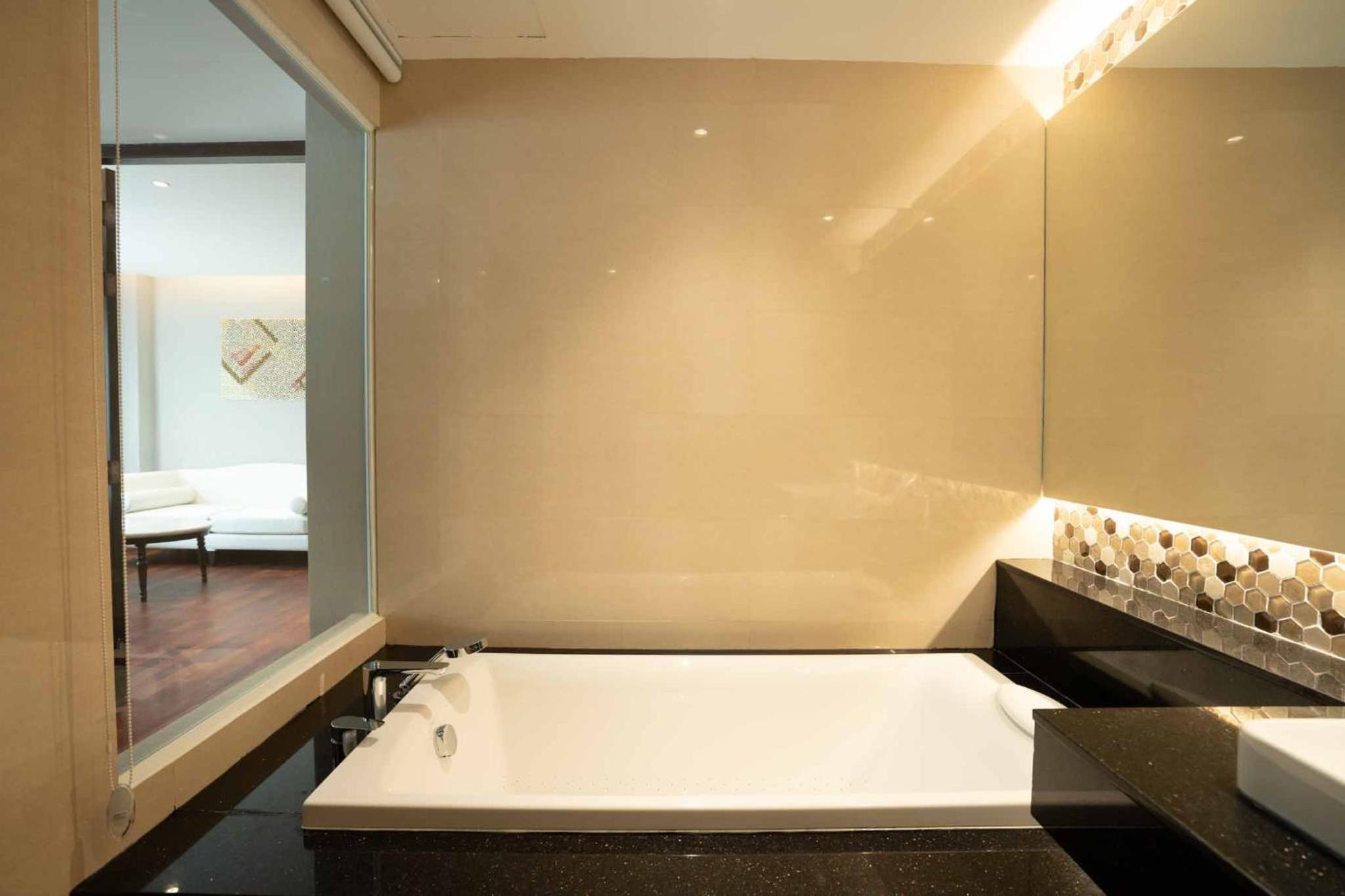 Suite with City View - Photo 9