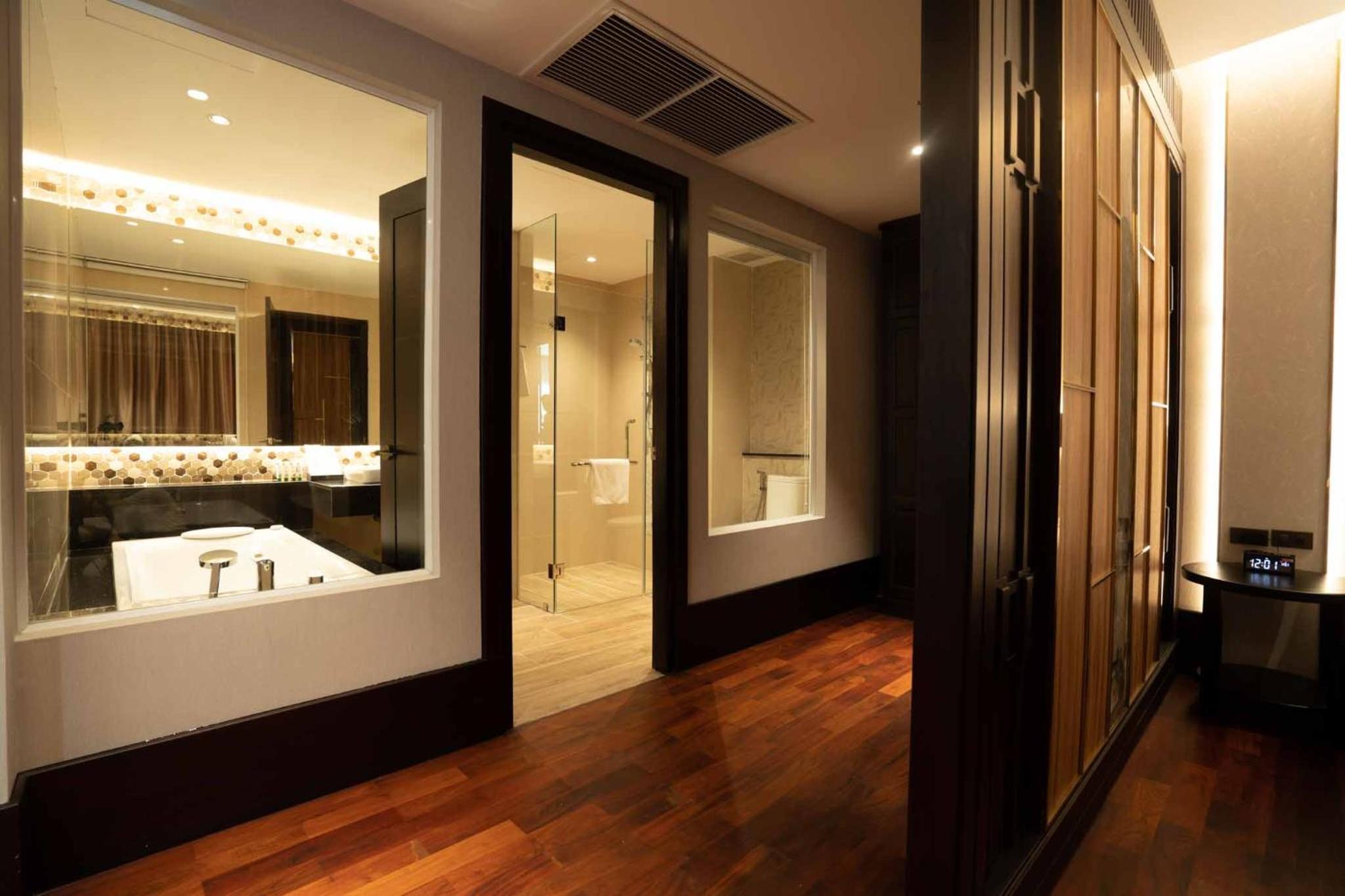 Suite with City View - Photo 11