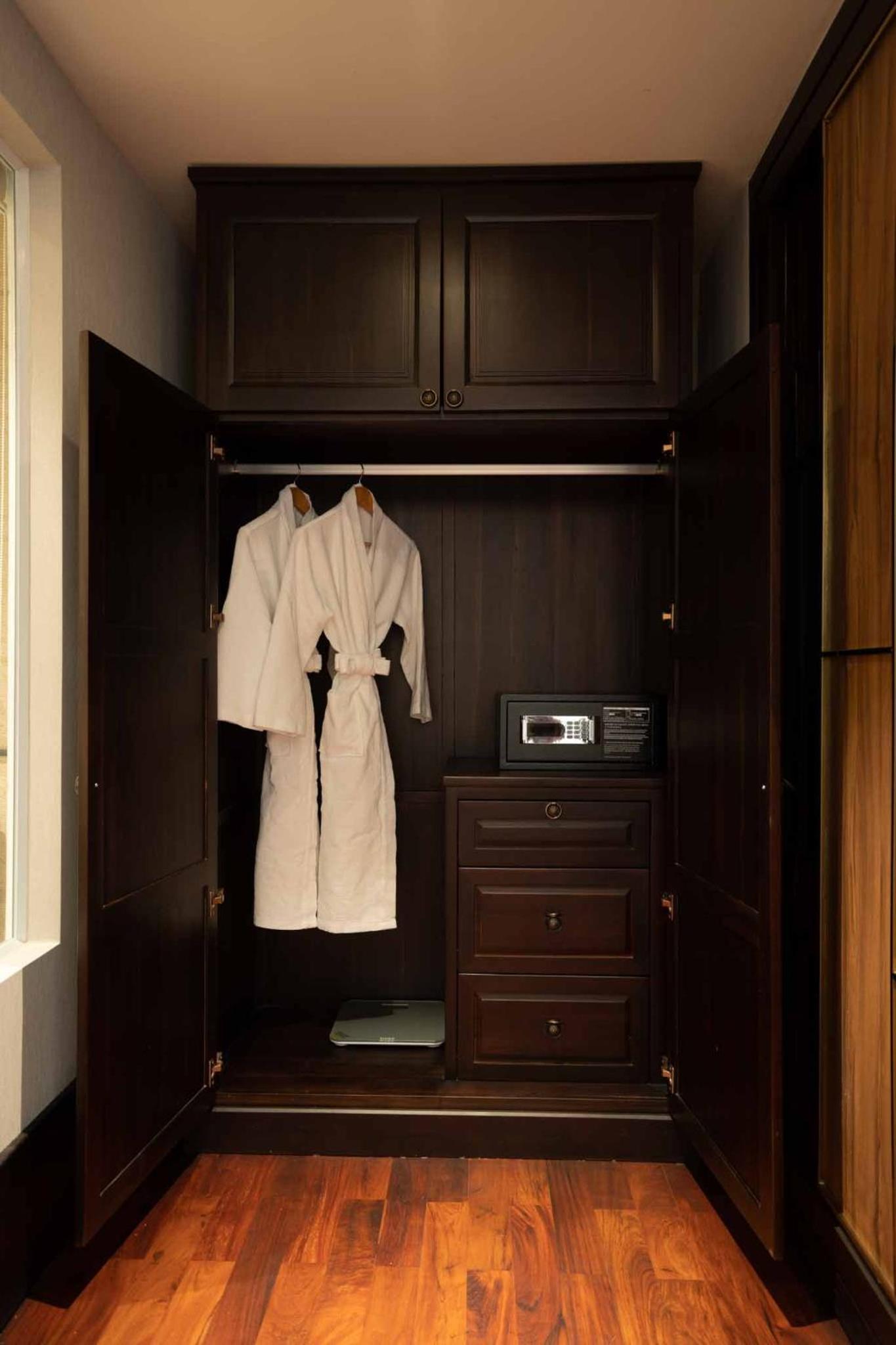 Suite with City View - Photo 8
