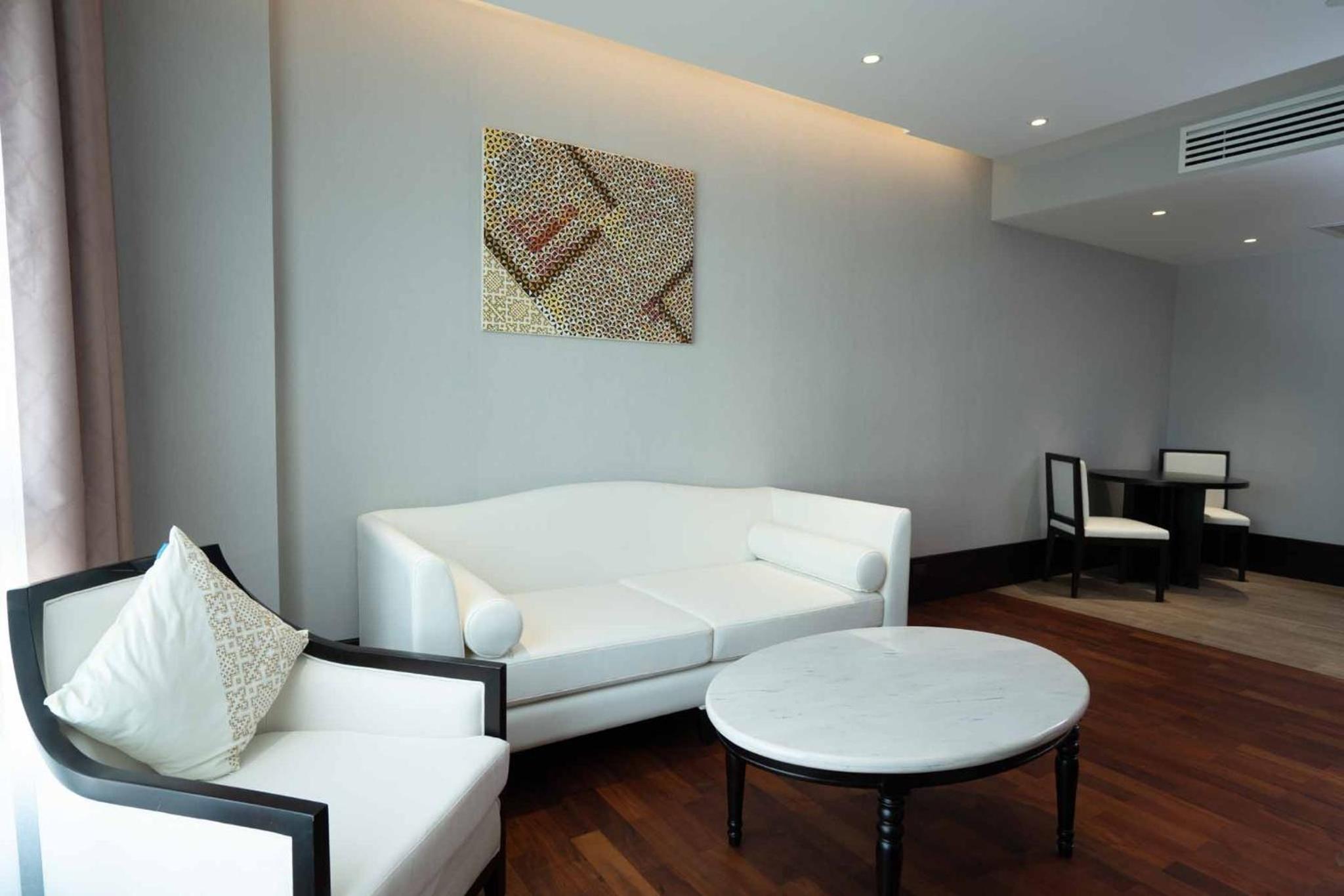 Suite with City View - Photo 13