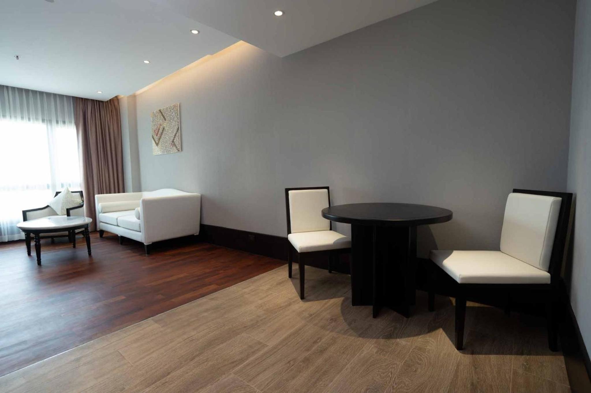 Suite with City View - Photo 12