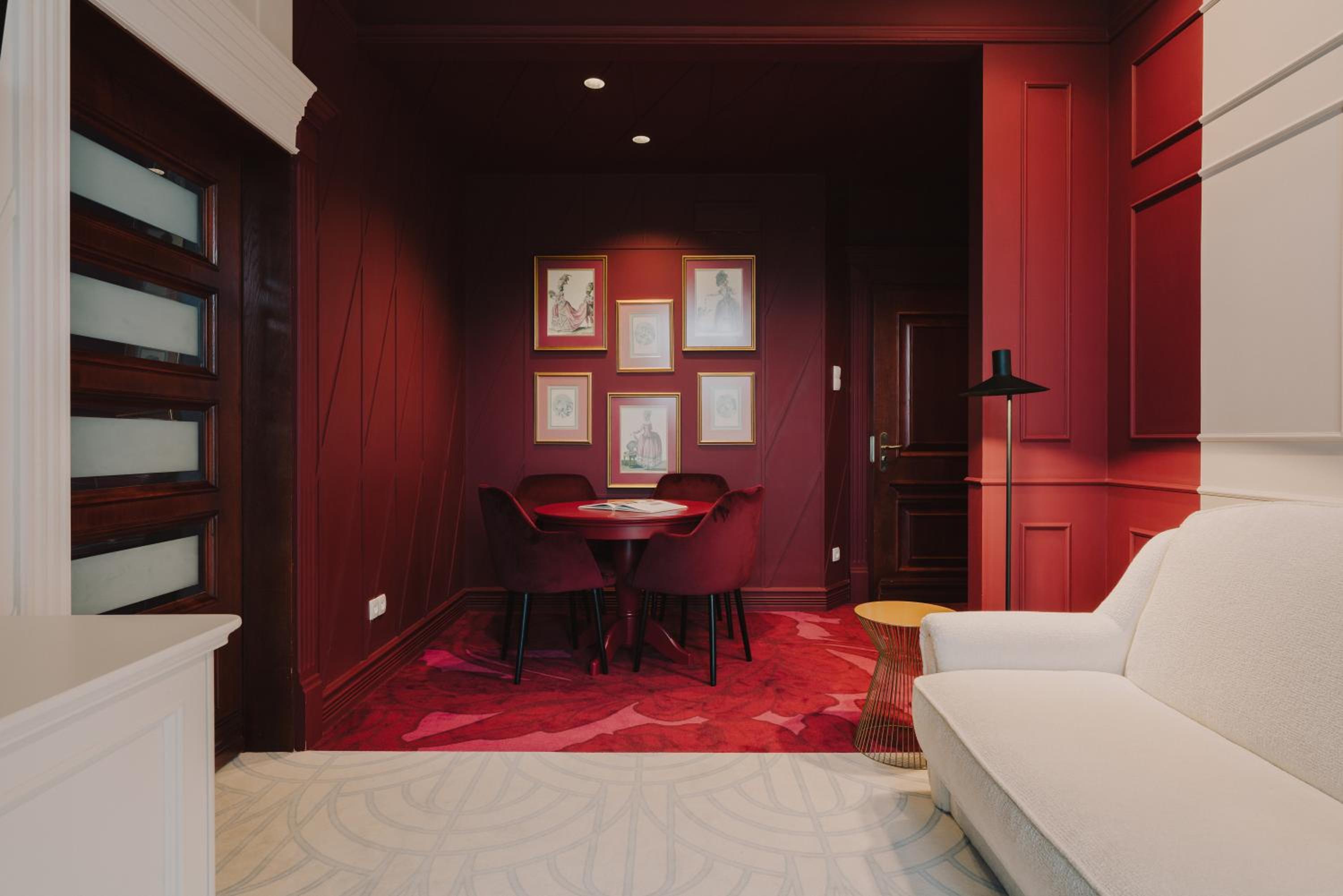 Executive Suite - Photo 2