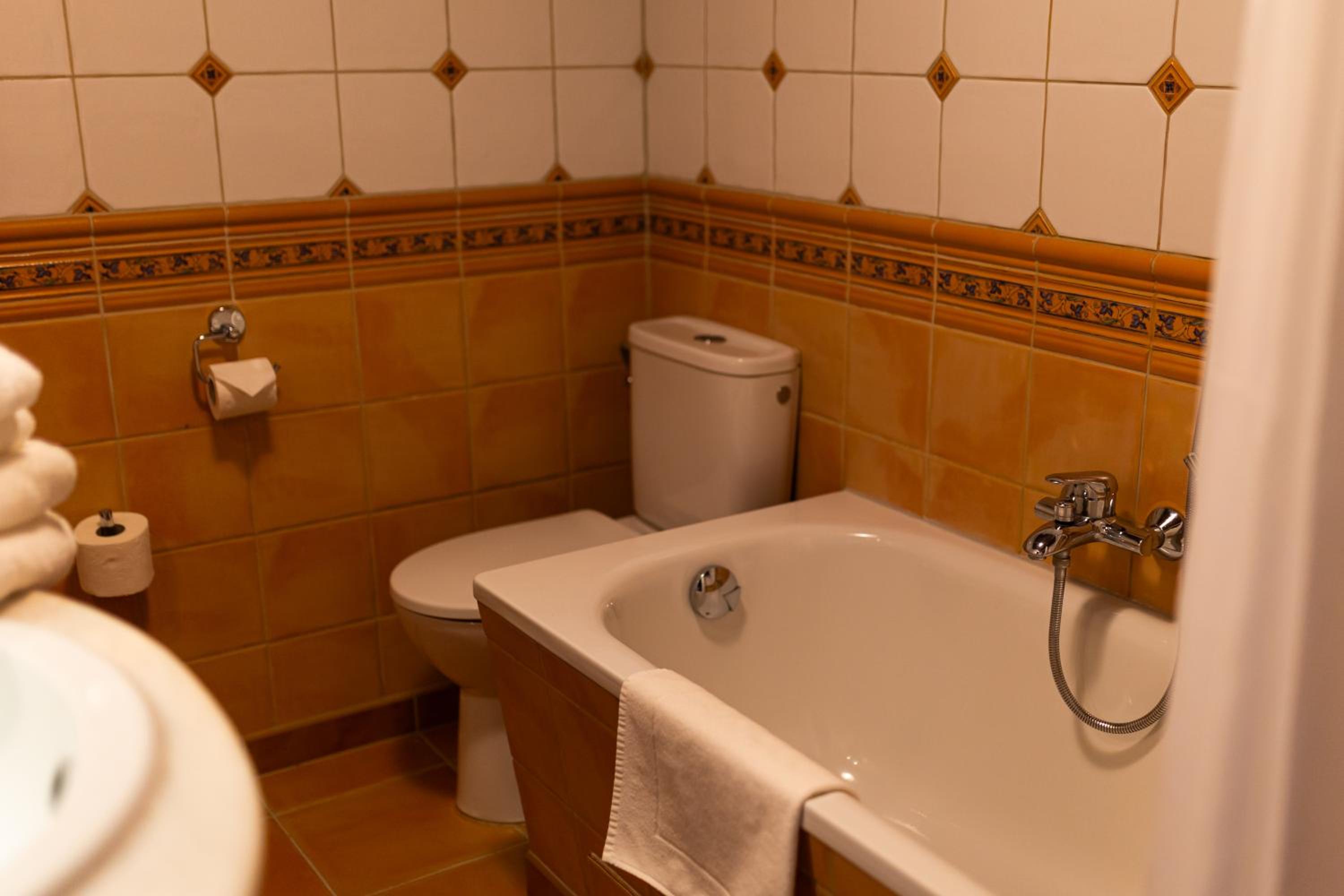 Triple Room with Bath - Photo 3