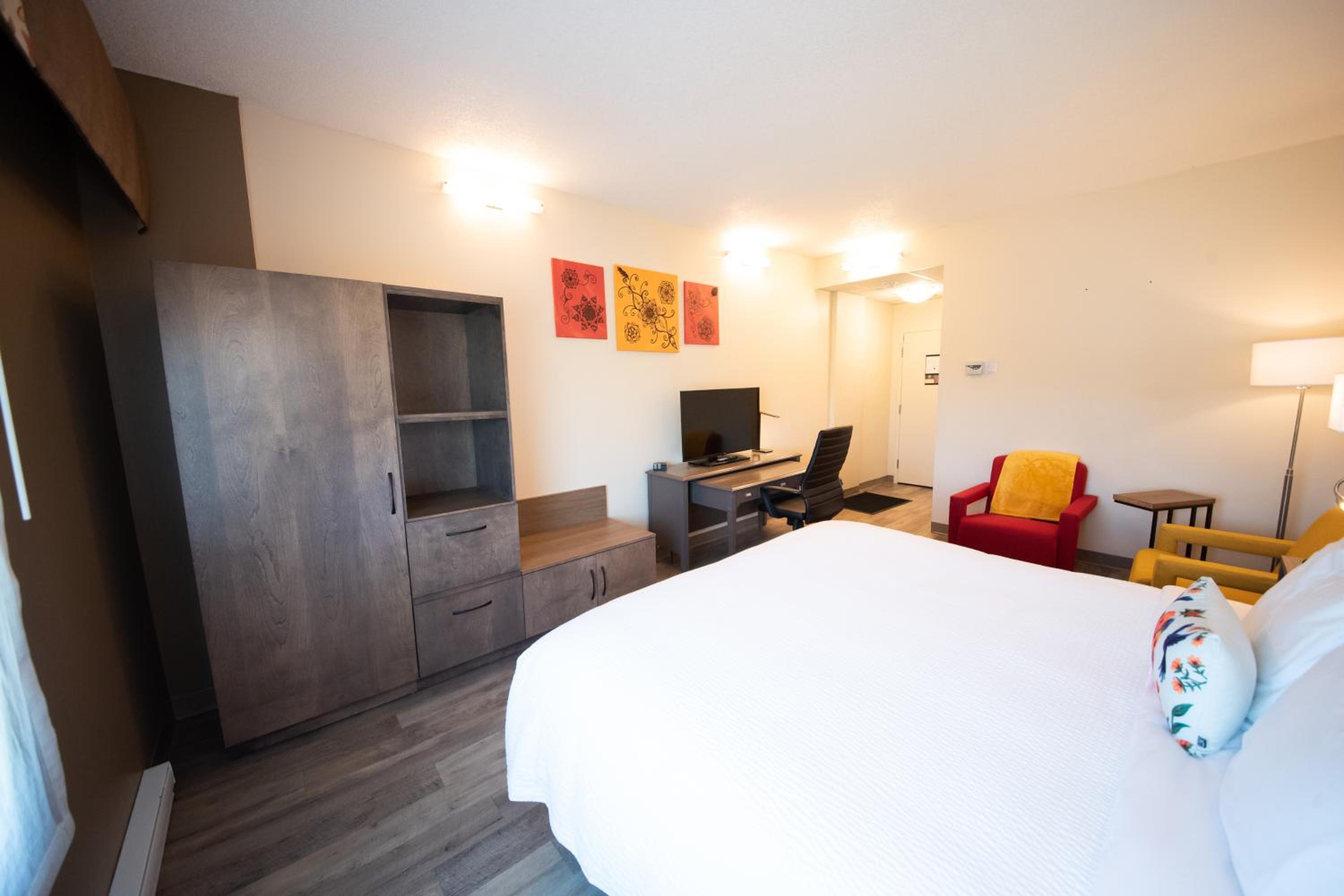 King Room - Non-Smoking - Photo 3