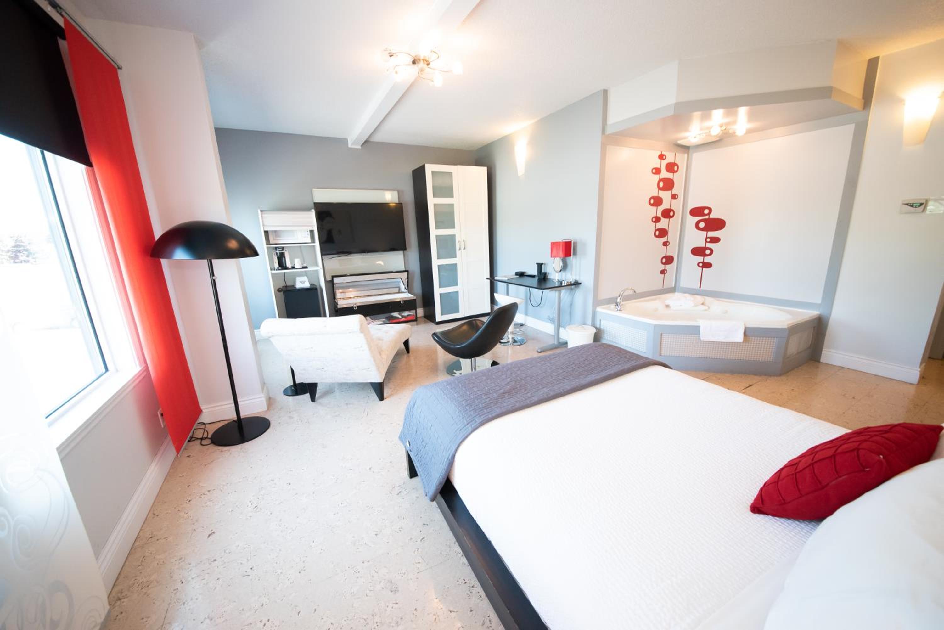 Superior Queen Suite - Non-Smoking - Photo 5