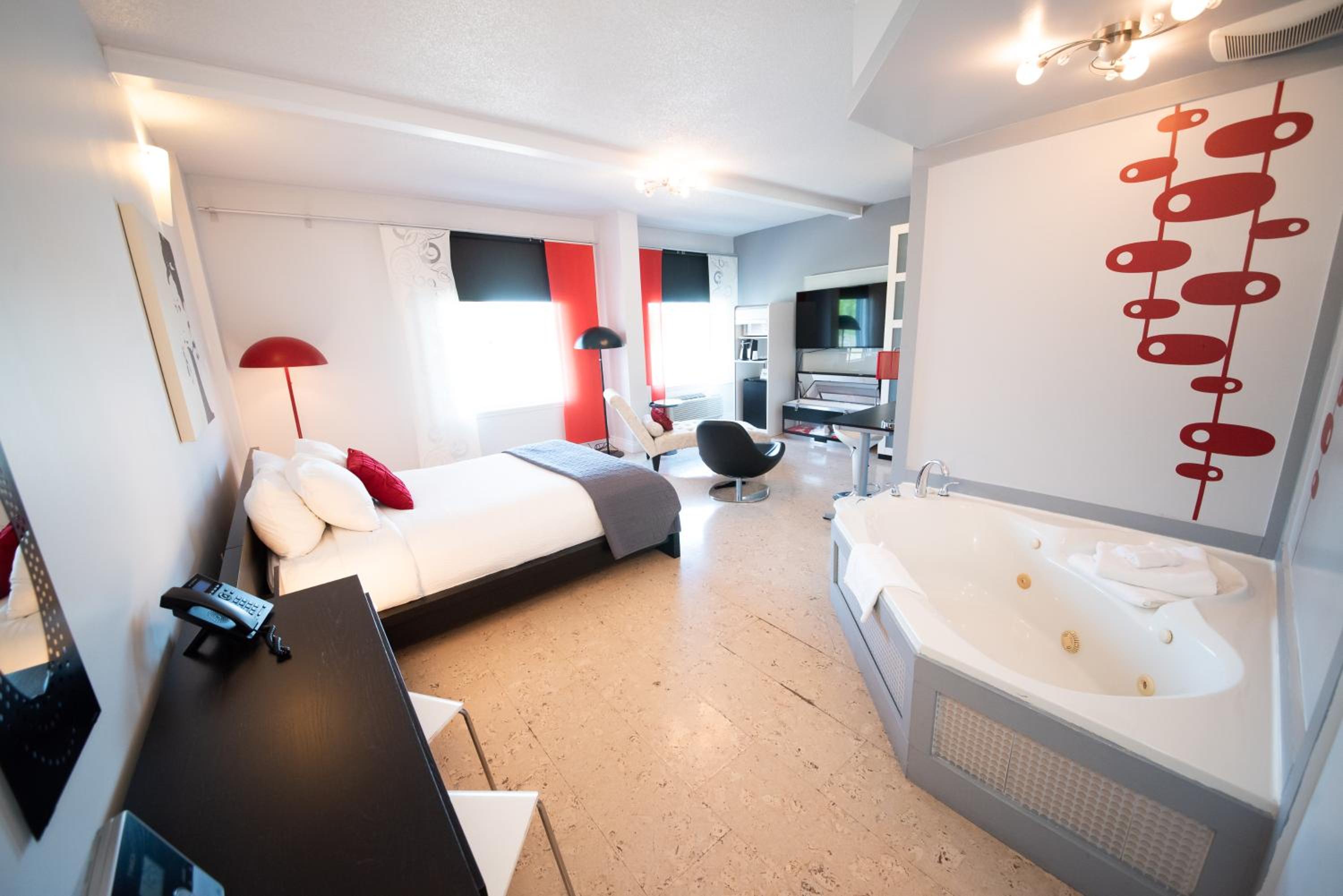 Superior Queen Suite - Non-Smoking - Photo 4