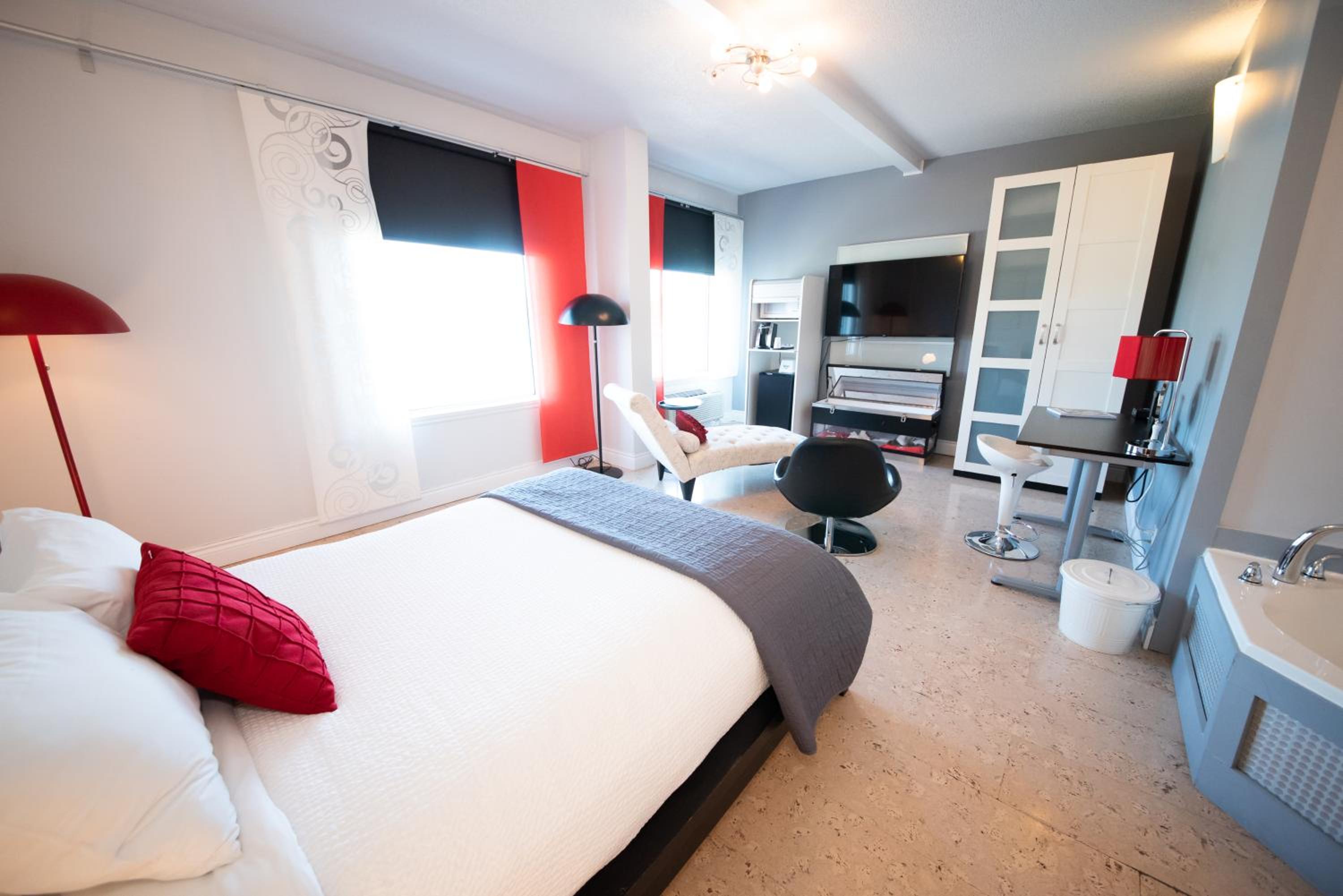 Superior Queen Suite - Non-Smoking - Photo 3