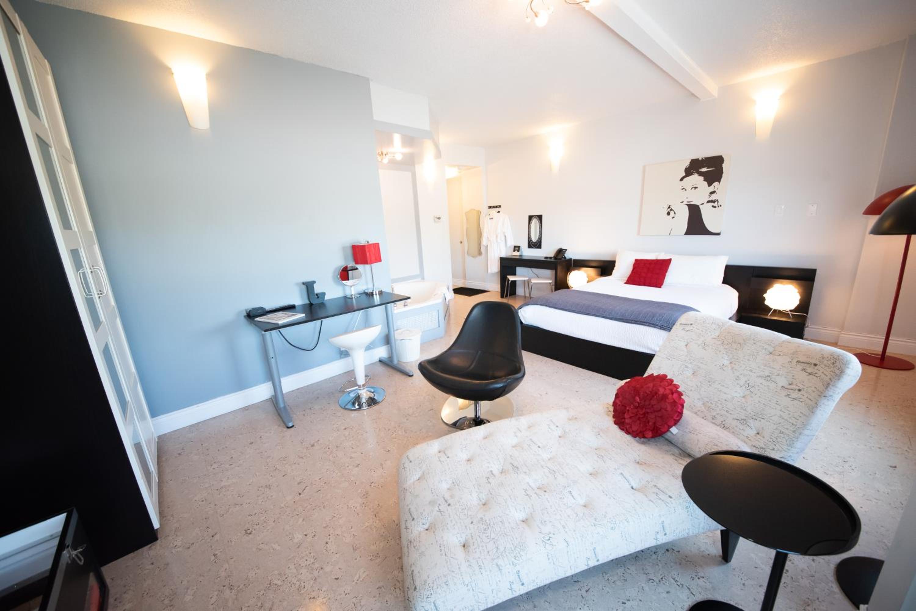 Superior Queen Suite - Non-Smoking - Photo 2