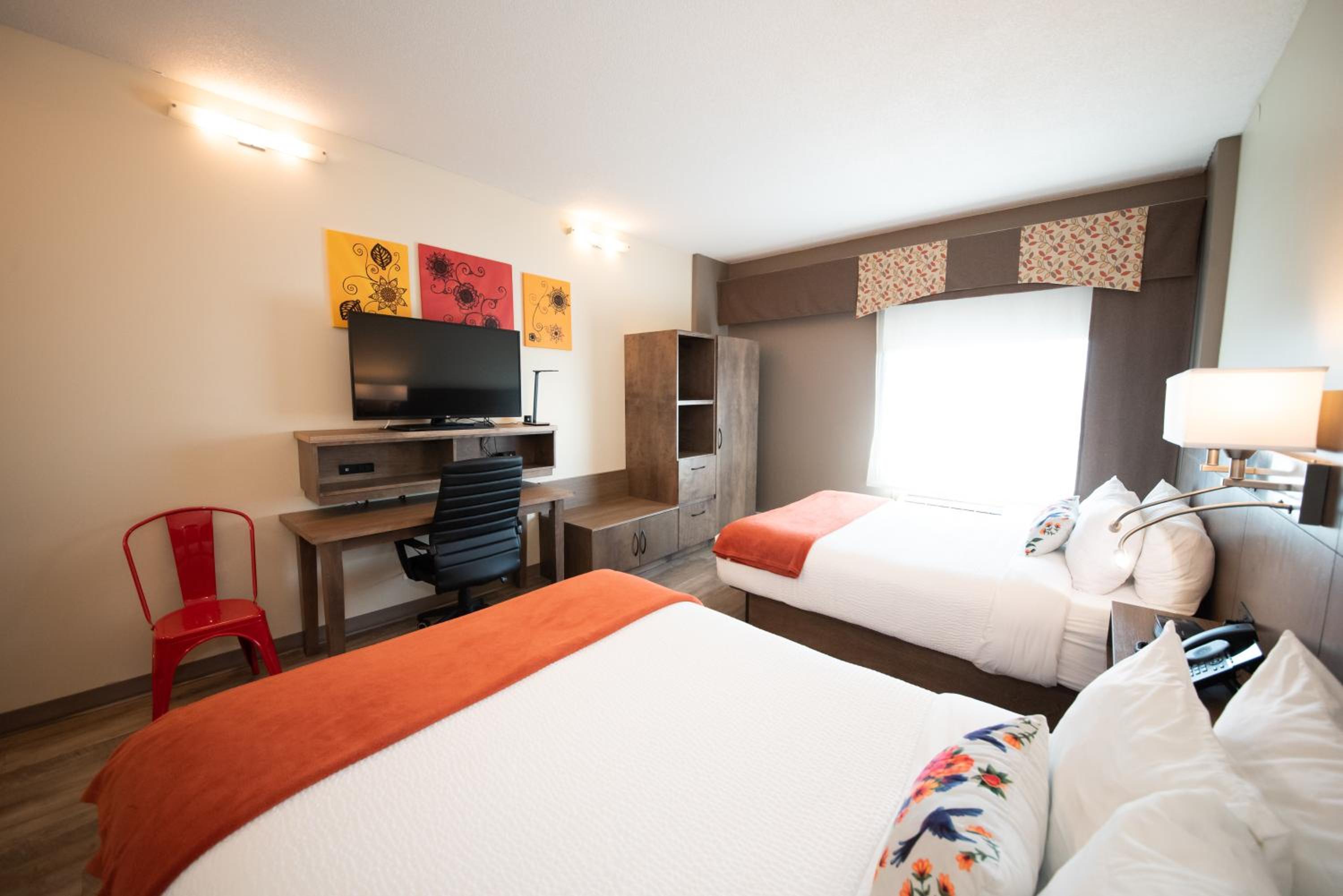 Queen Room with Two Queen Beds - Non-Smoking - Photo 3