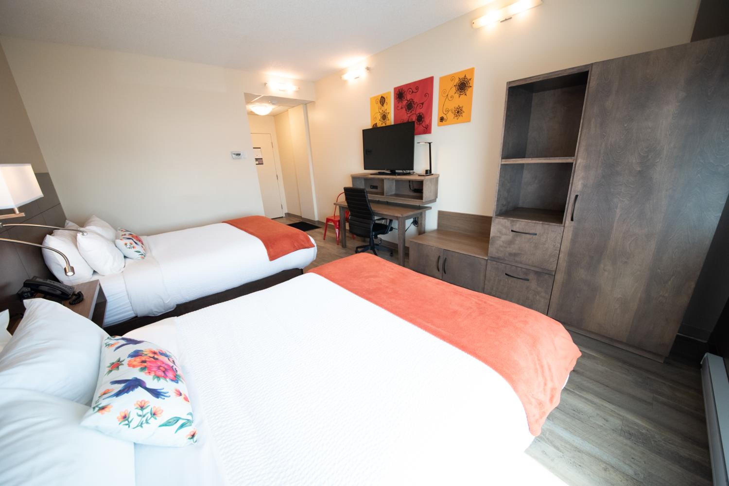 Queen Room with Two Queen Beds - Non-Smoking - Photo 8