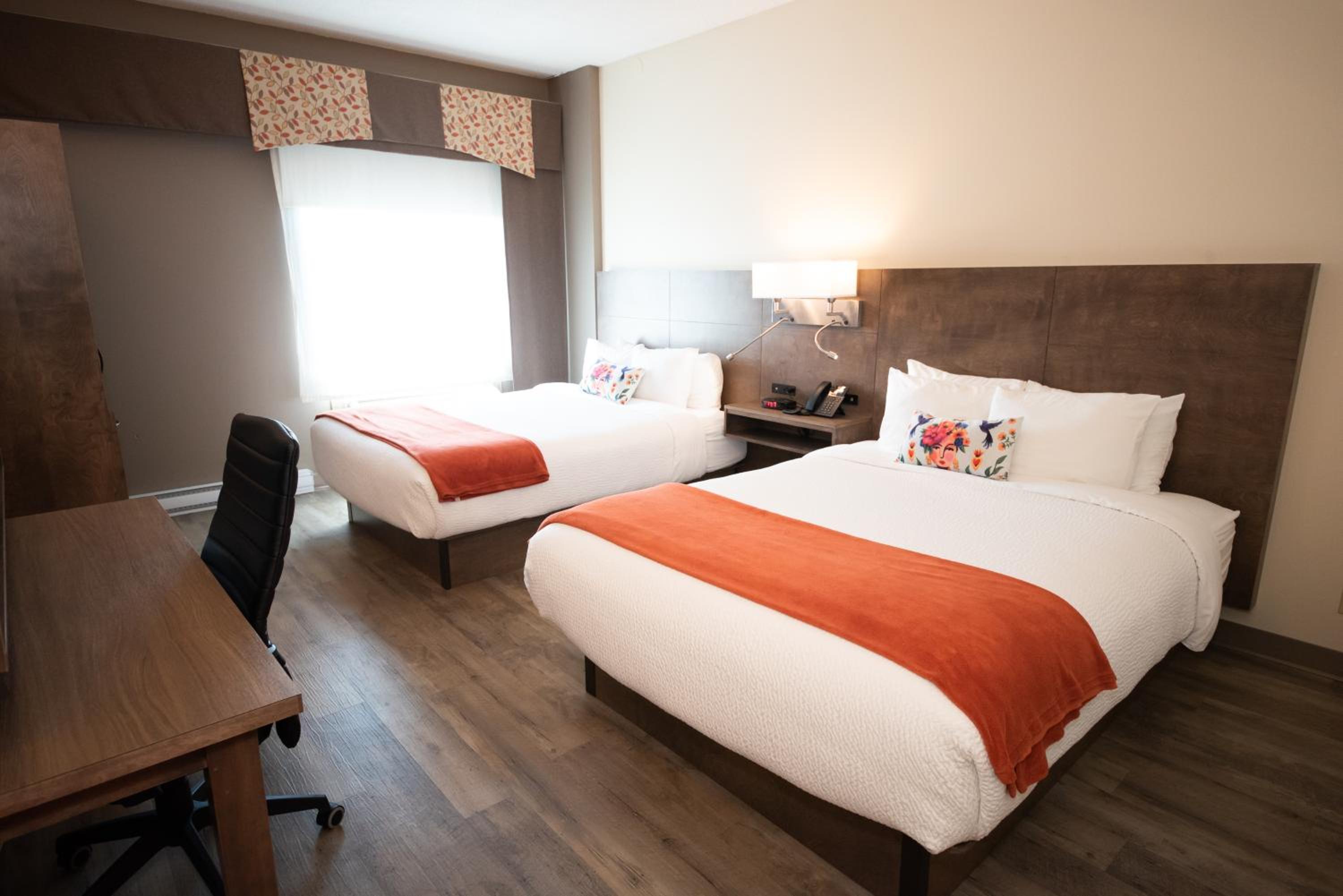 Queen Room with Two Queen Beds - Non-Smoking - Photo 7