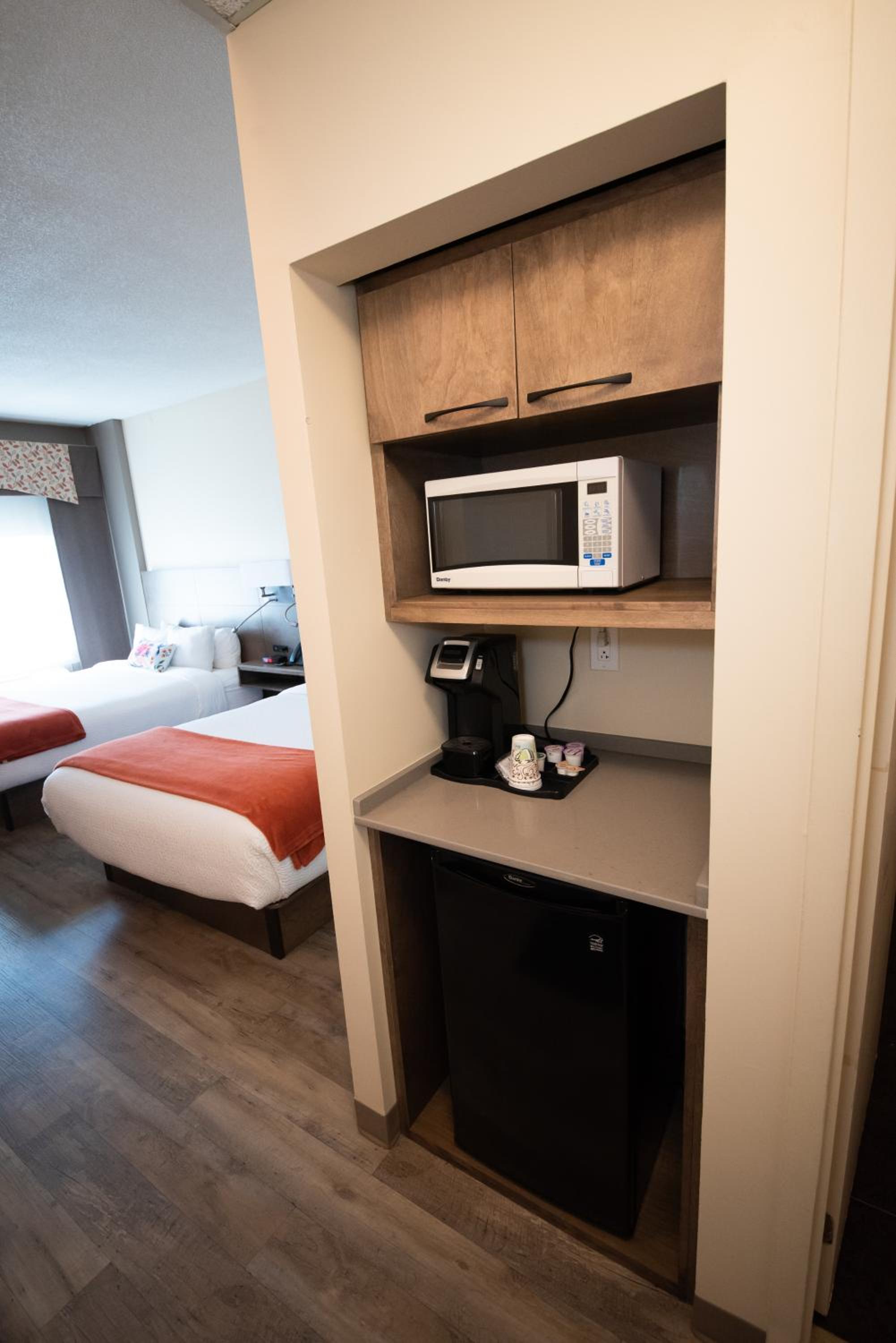 Queen Room with Two Queen Beds - Non-Smoking - Photo 6