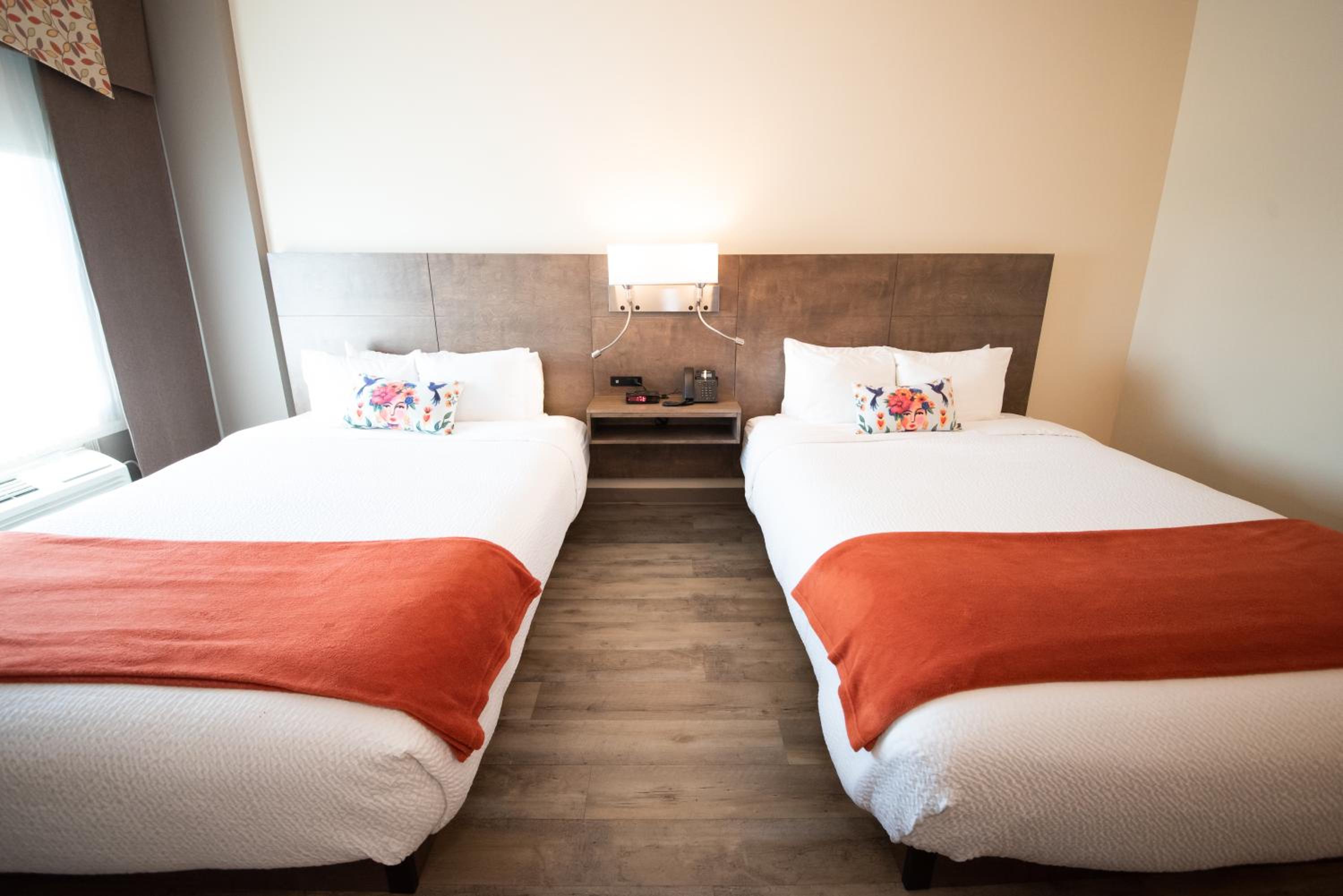 Queen Room with Two Queen Beds - Non-Smoking - Photo 5