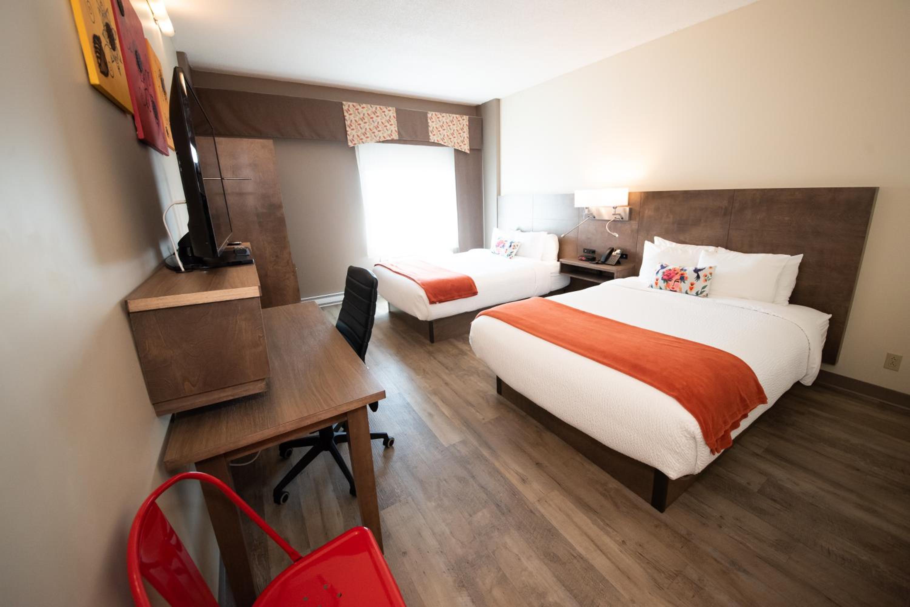 Queen Room with Two Queen Beds - Non-Smoking - Photo 4