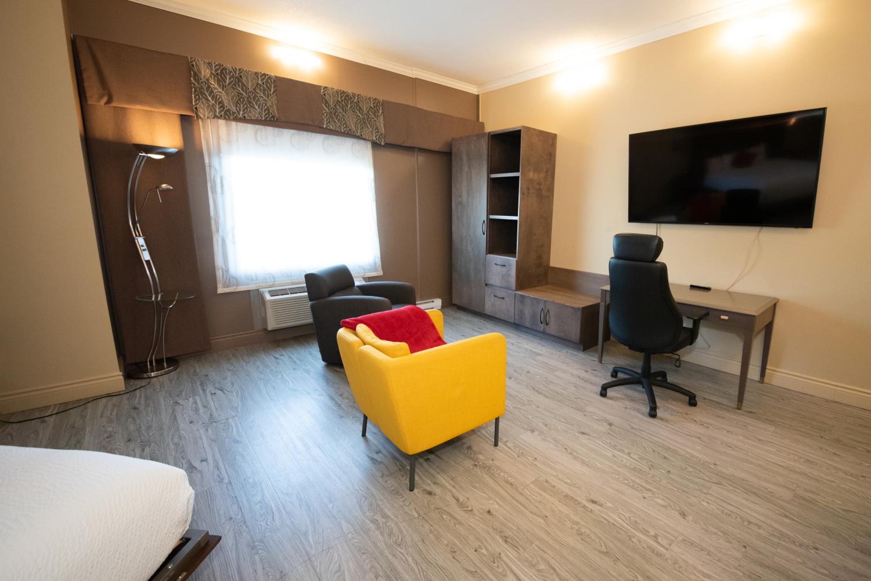Queen Suite - Non-Smoking - Photo 5