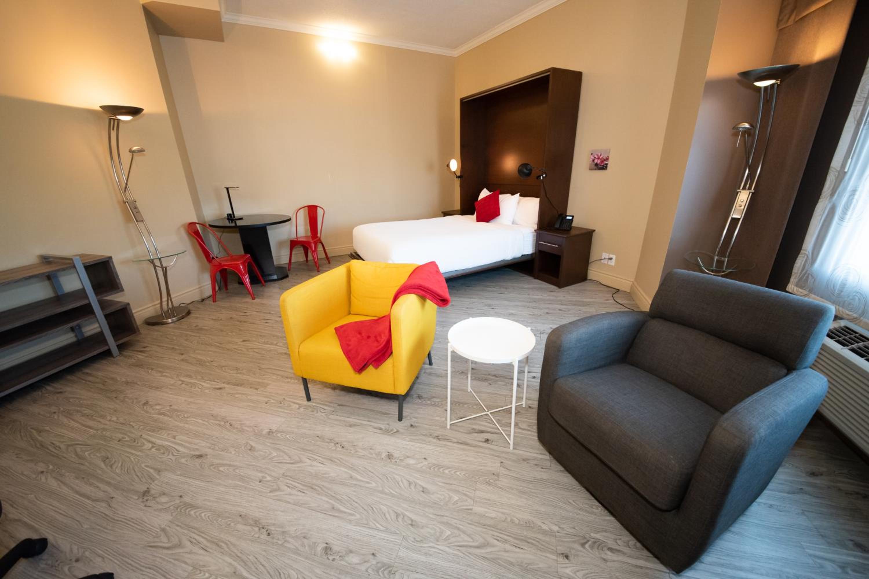 Queen Suite - Non-Smoking - Photo 8