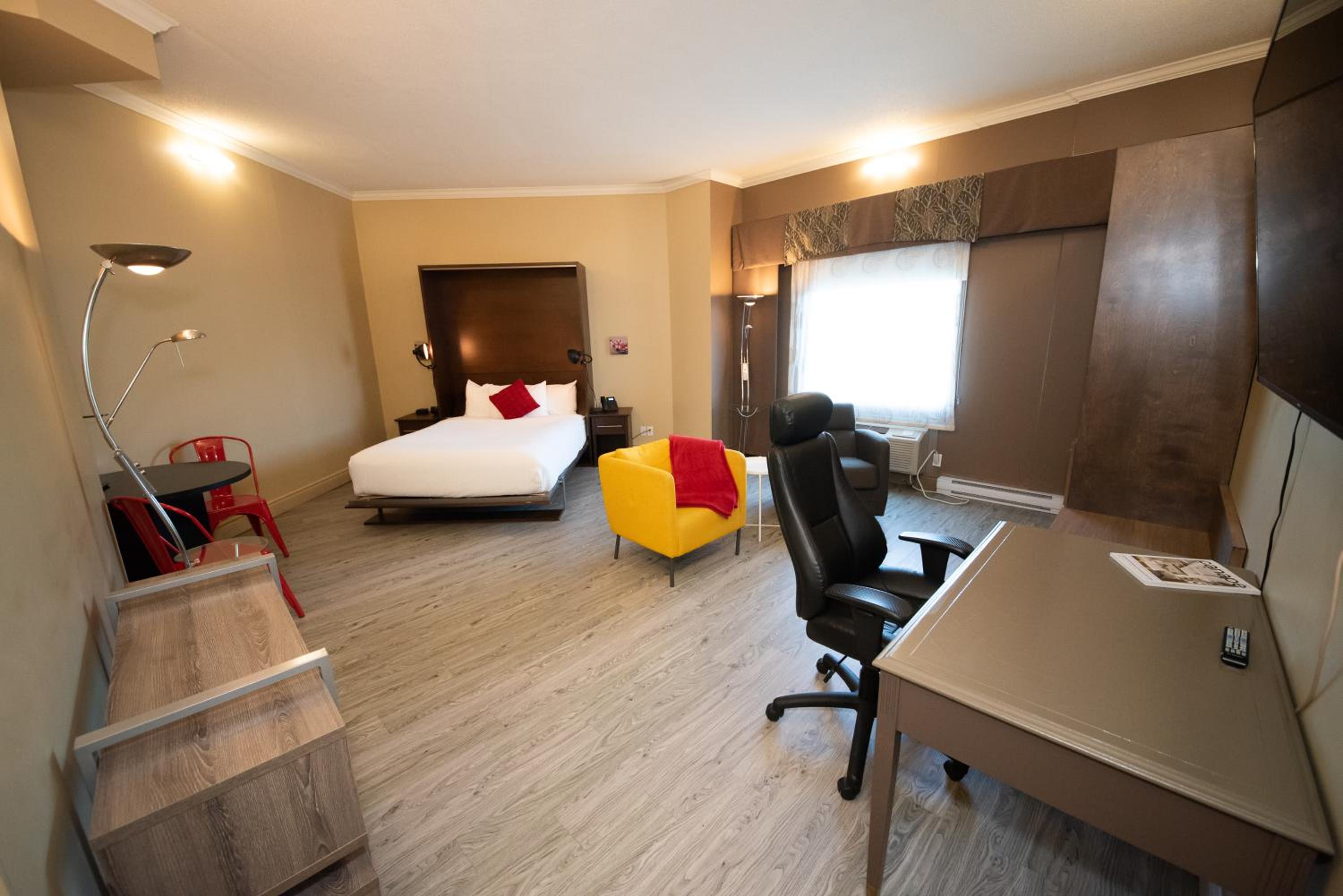 Queen Suite - Non-Smoking - Photo 1