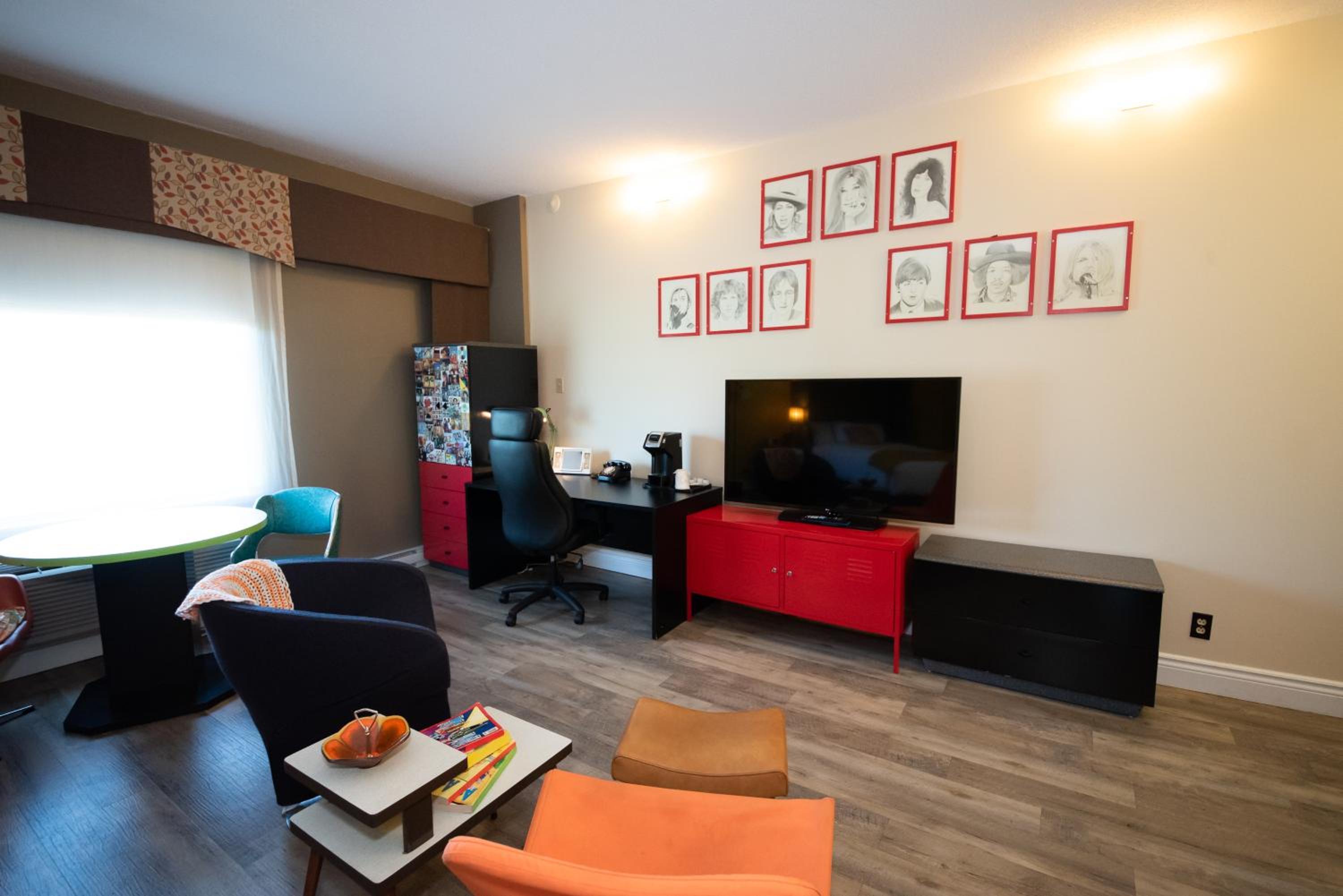 Deluxe Queen Suite - Non-Smoking - Photo 3