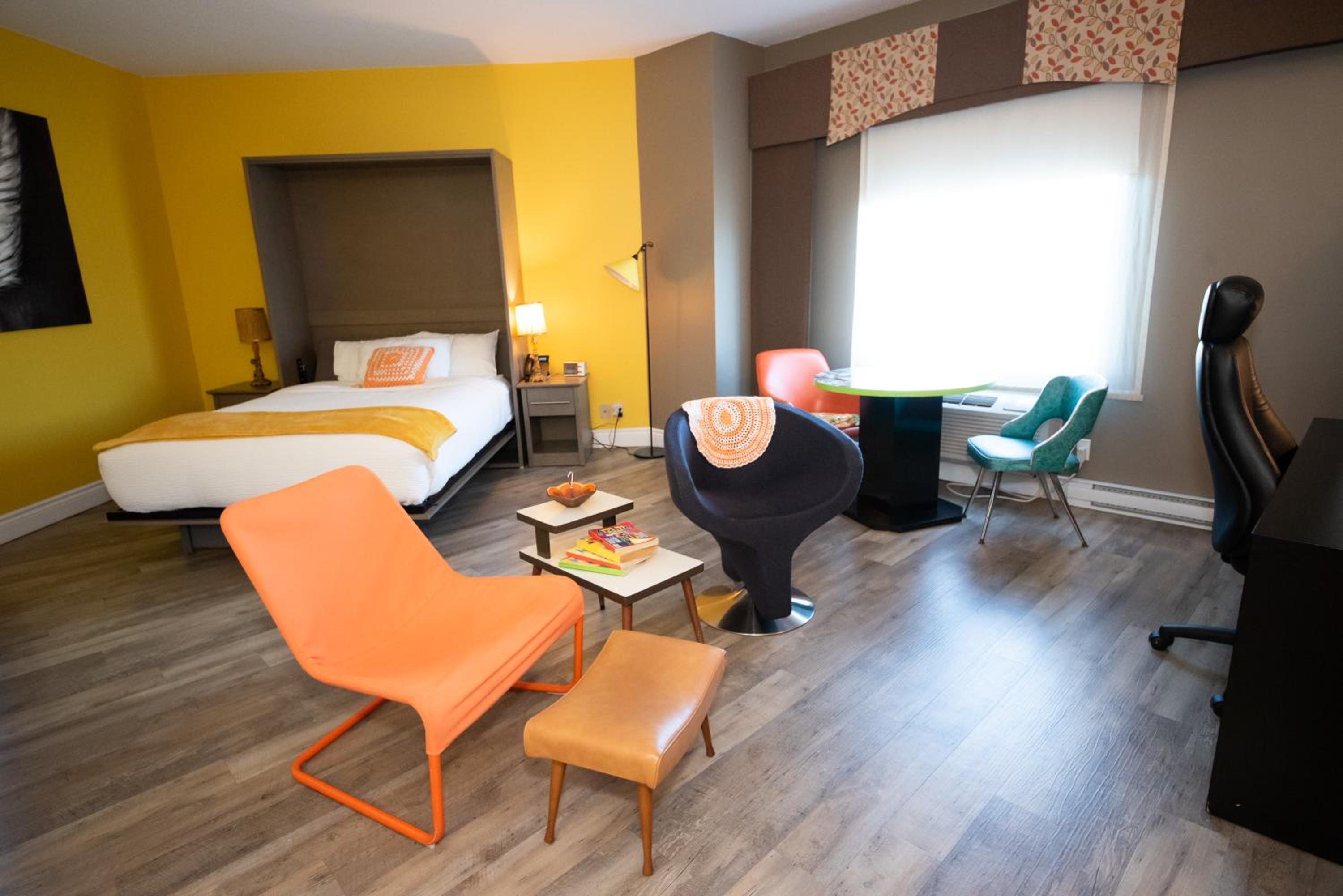 Deluxe Queen Suite - Non-Smoking - Photo 2