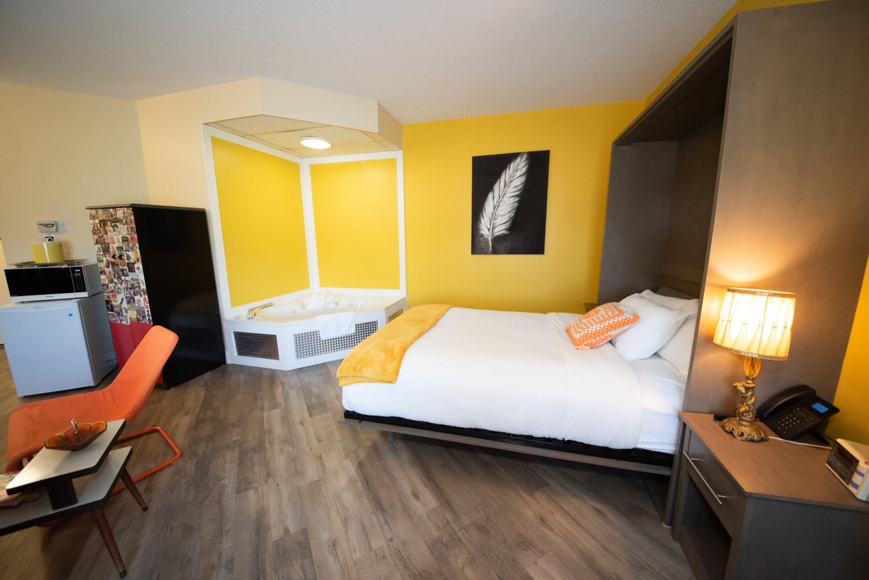 Deluxe Queen Suite - Non-Smoking - Photo 7