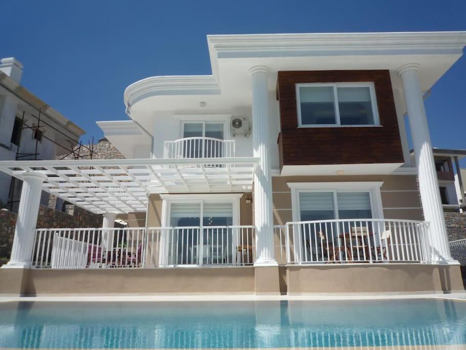 Three-Bedroom Villa photo 2