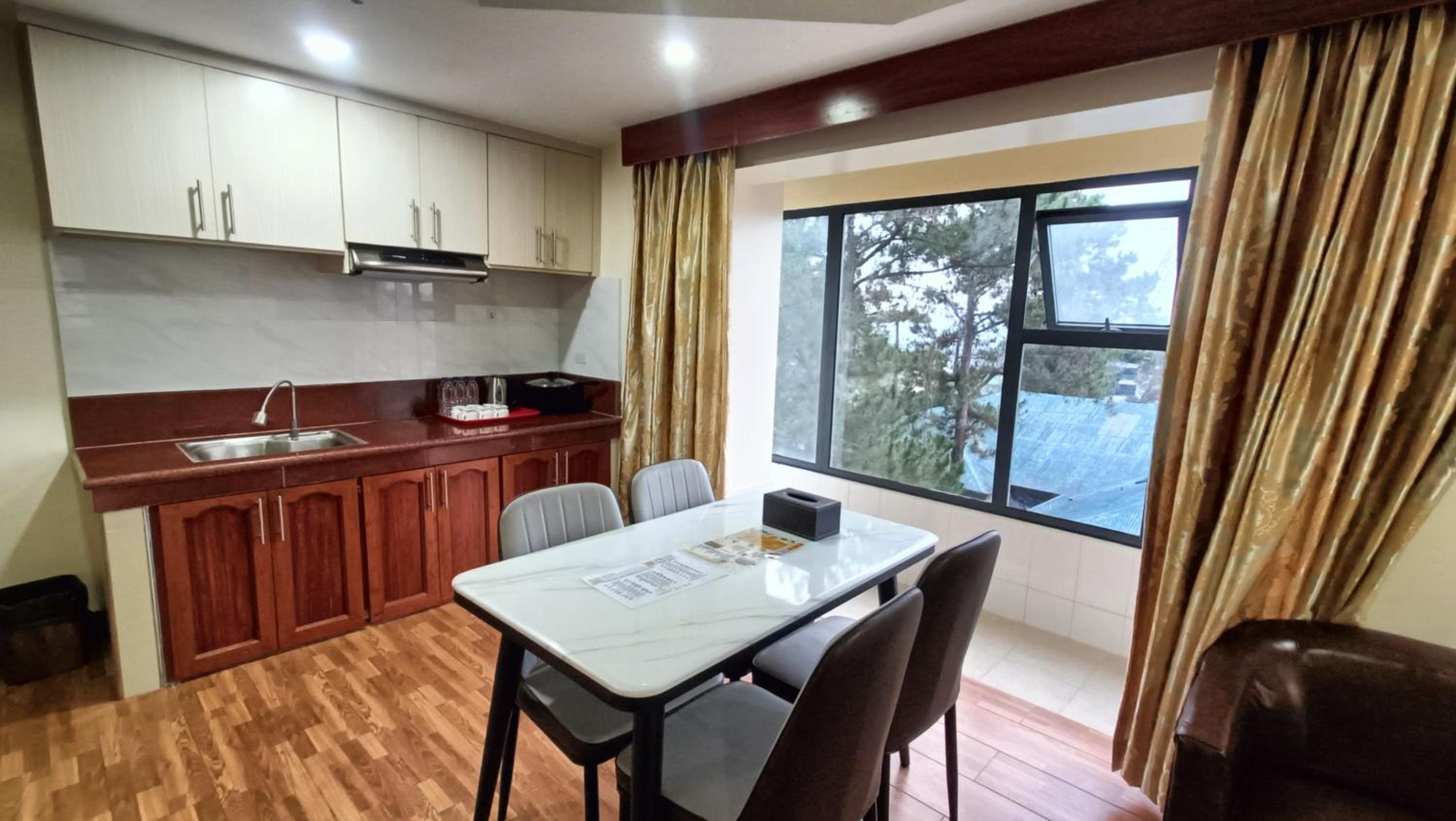 Deluxe Family Suite - Photo 6