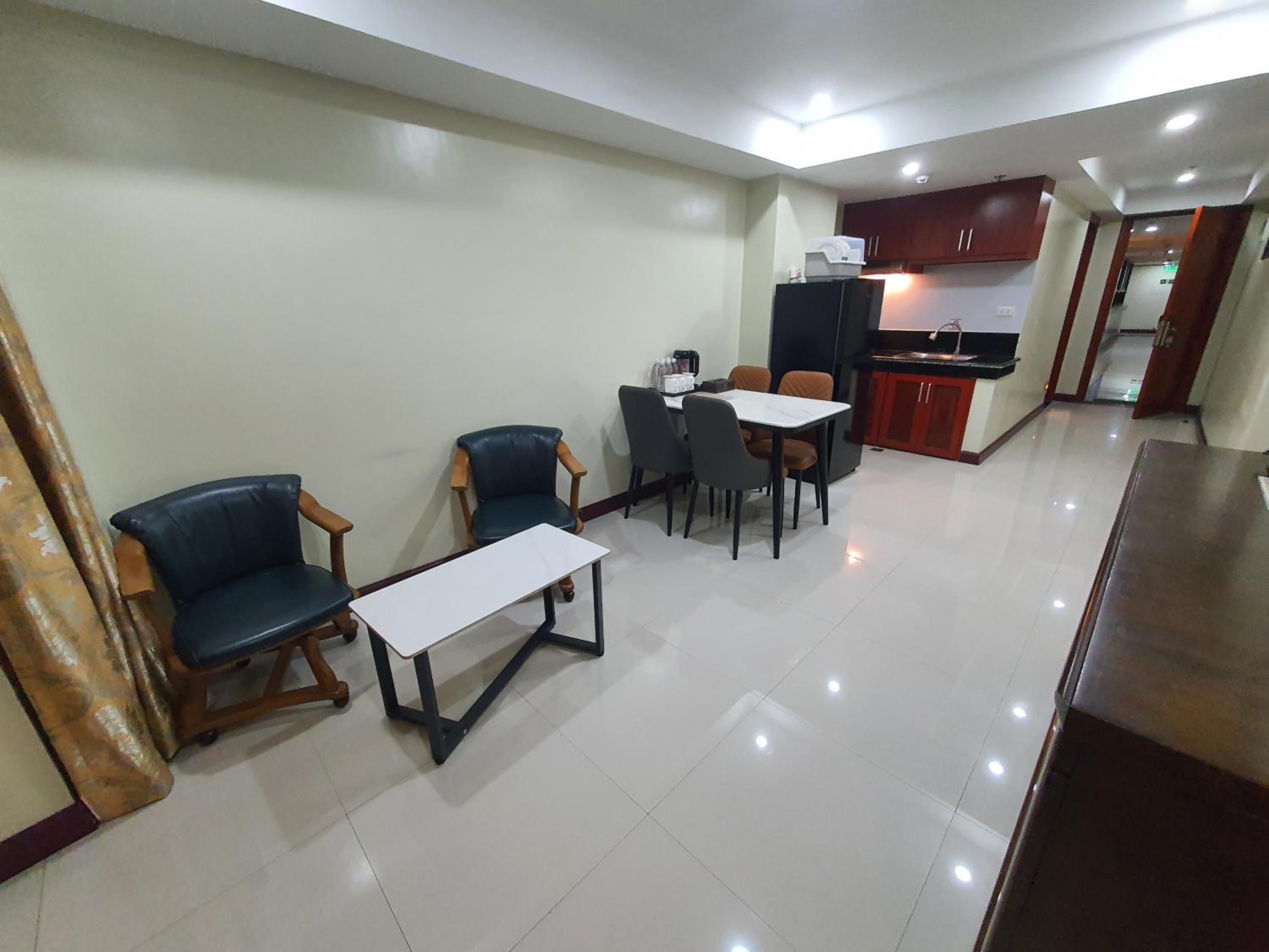 Deluxe Family Suite - Photo 3