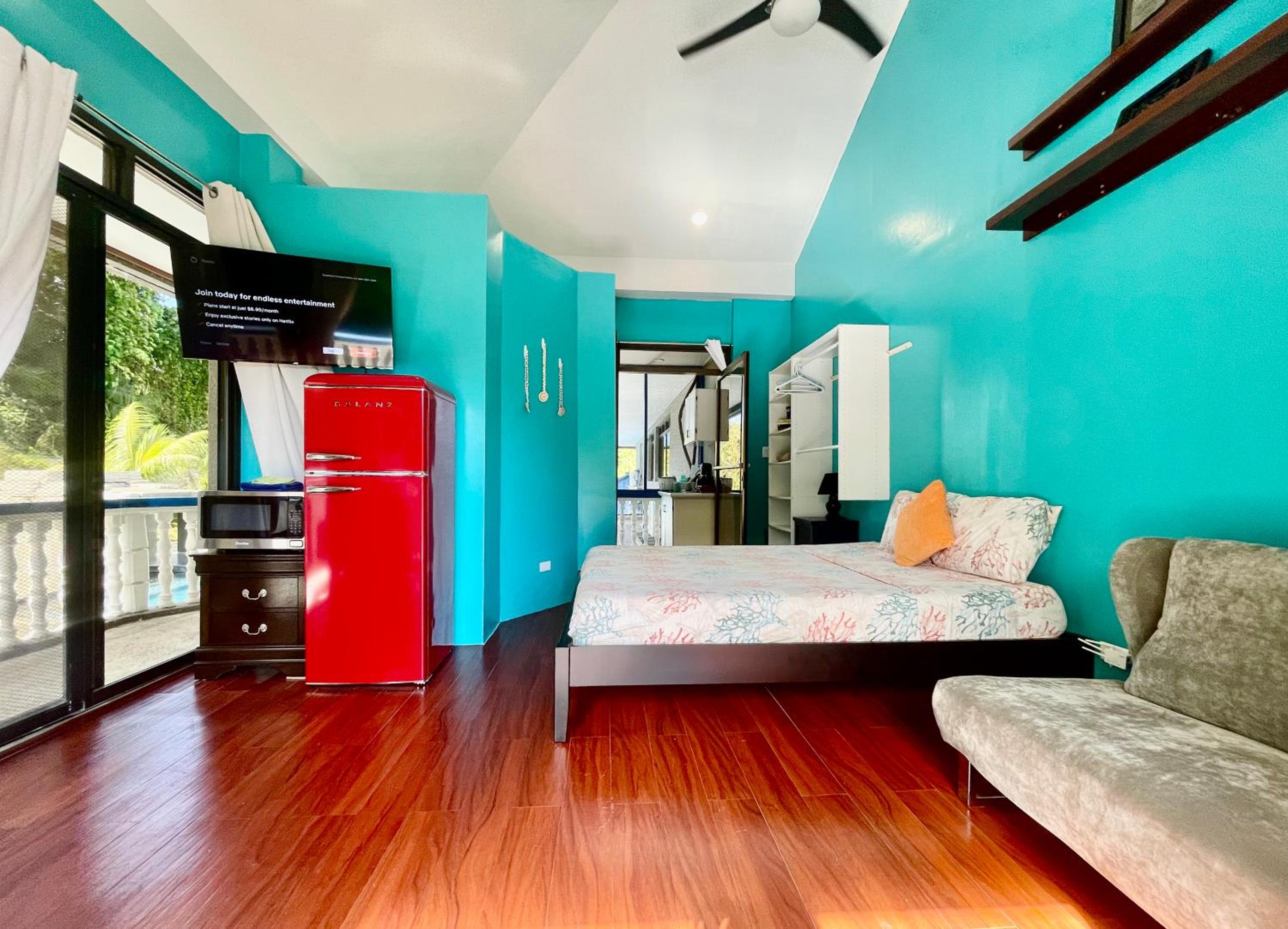 One-Bedroom Apartment photo 1