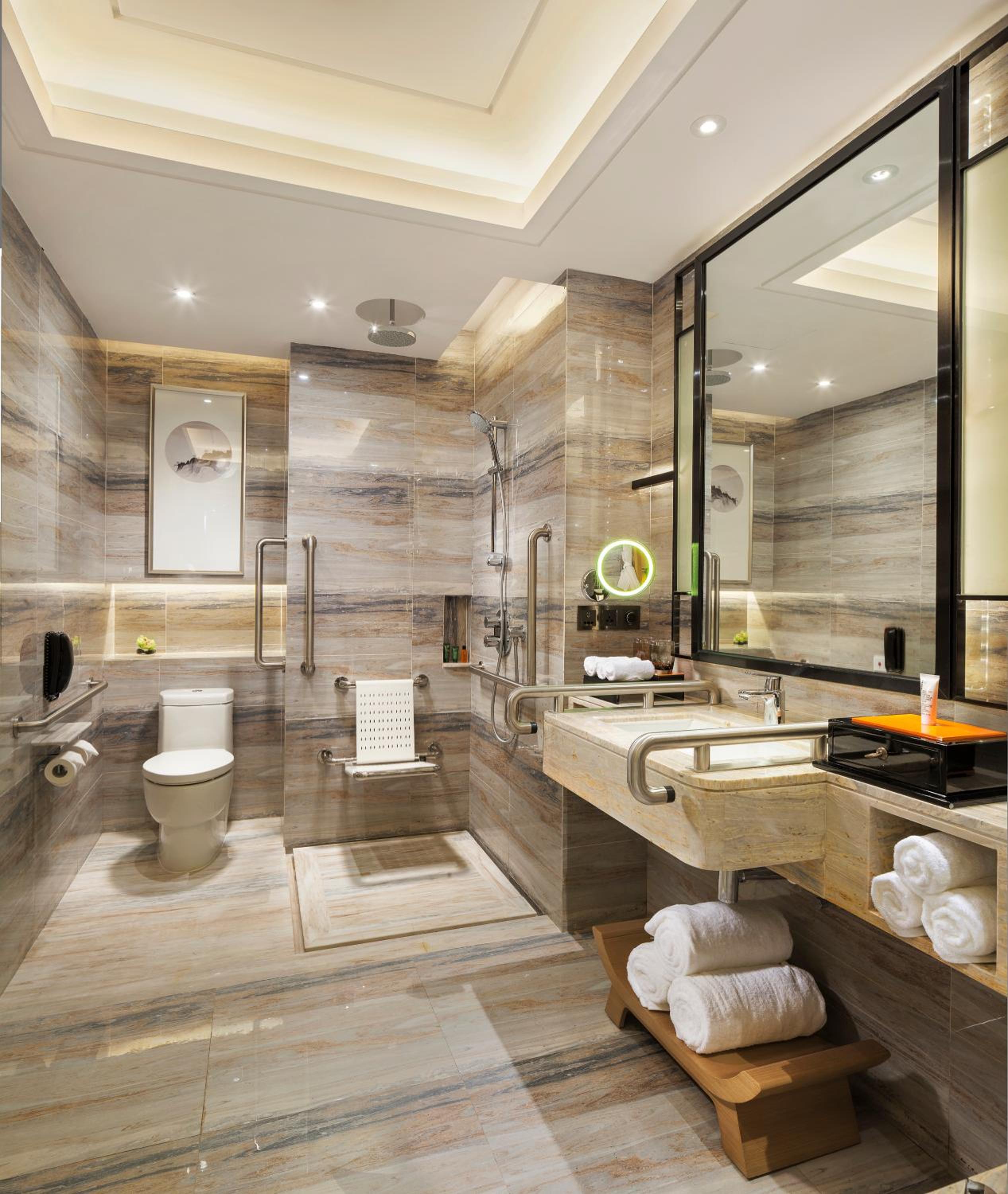 King Room with Roll-in Shower - Accessible photo 3