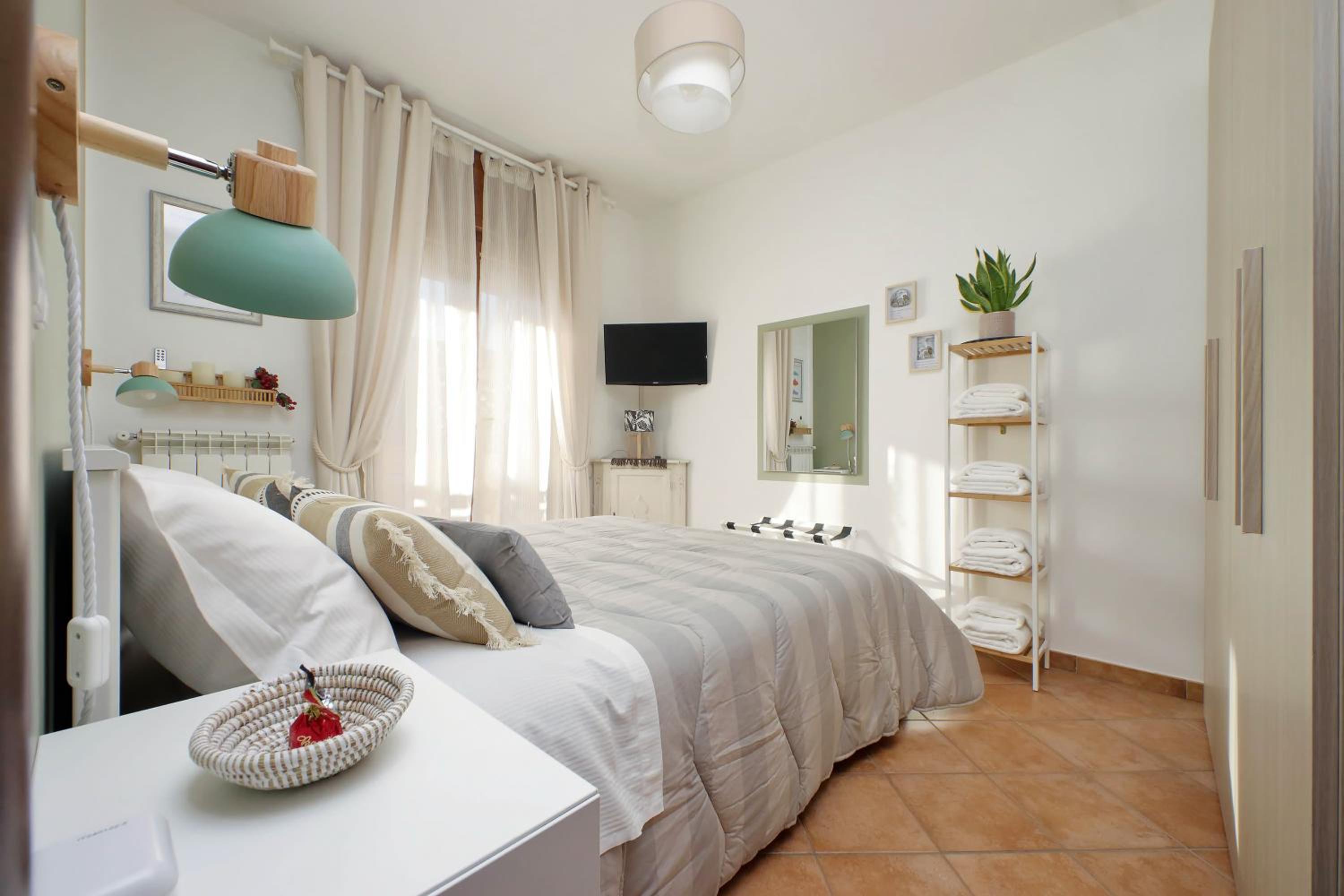 One-Bedroom Apartment photo 1