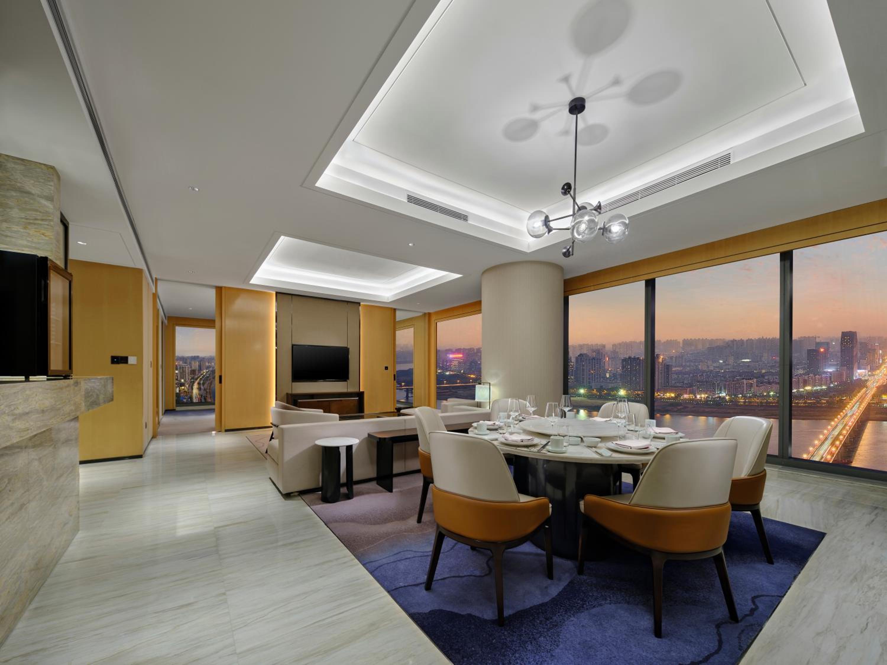 One-Bedroom Executive King Suite - Lounge Access