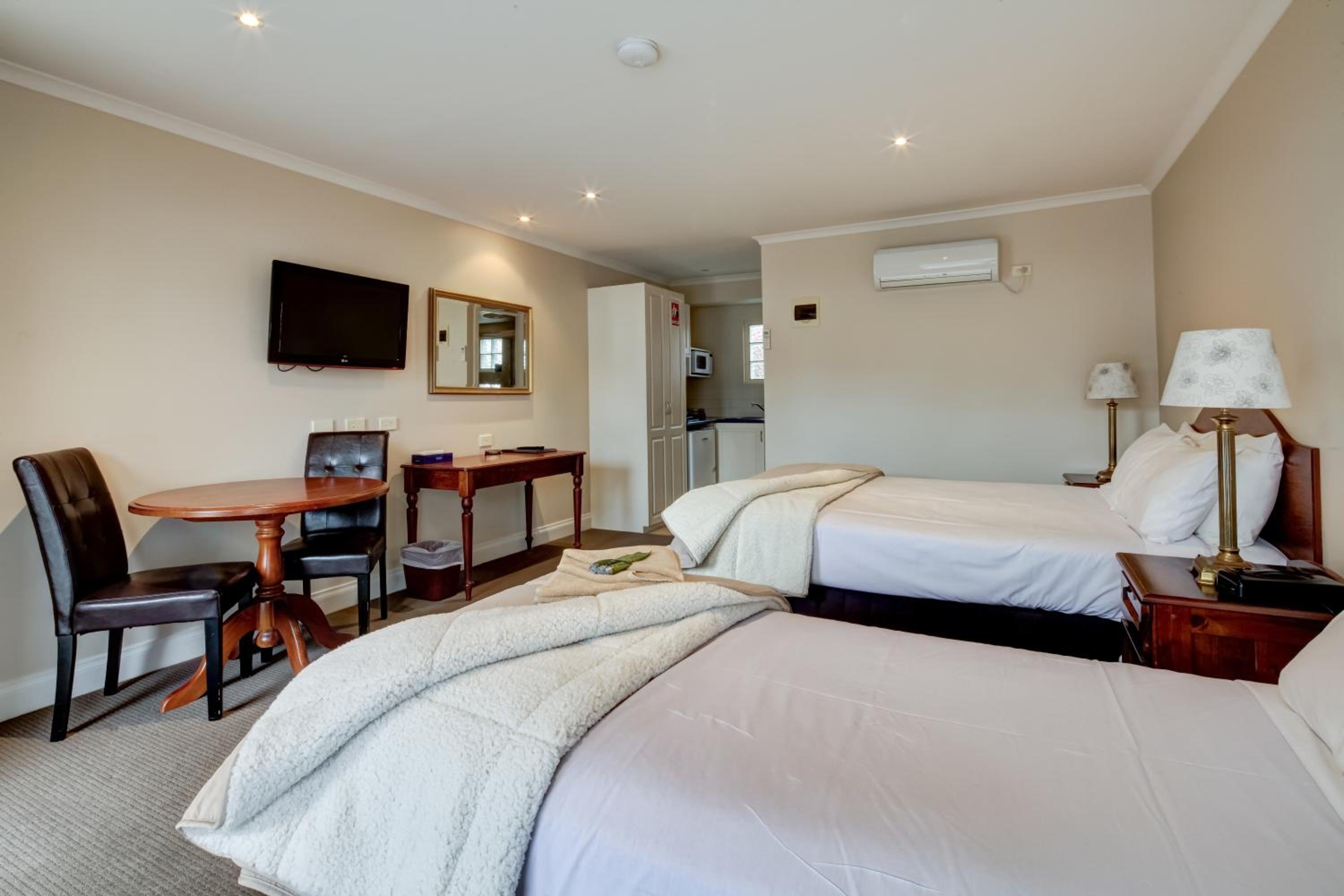 Twin Room - Photo 6