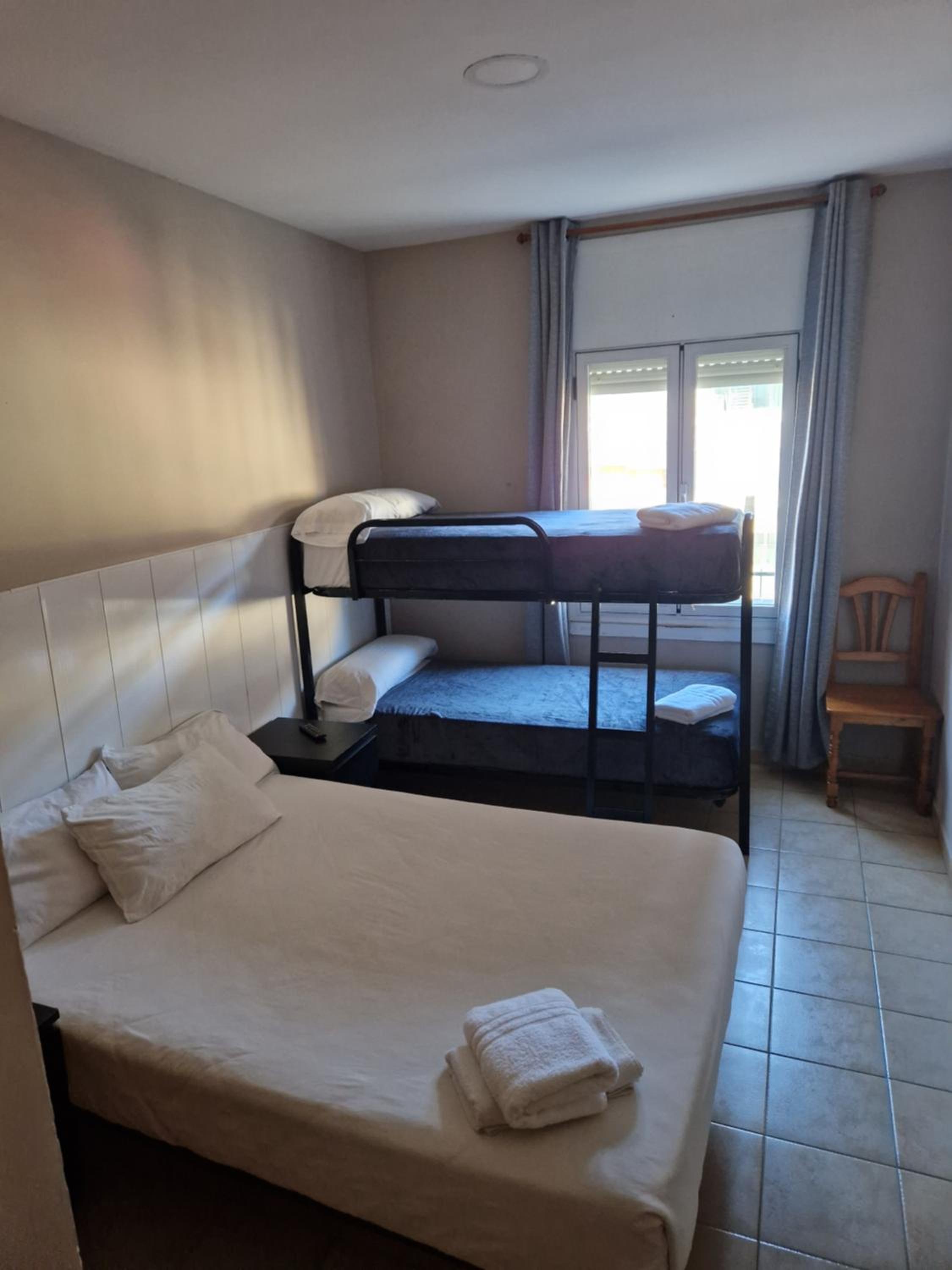 Quadruple Room with Private Bathroom photo 2