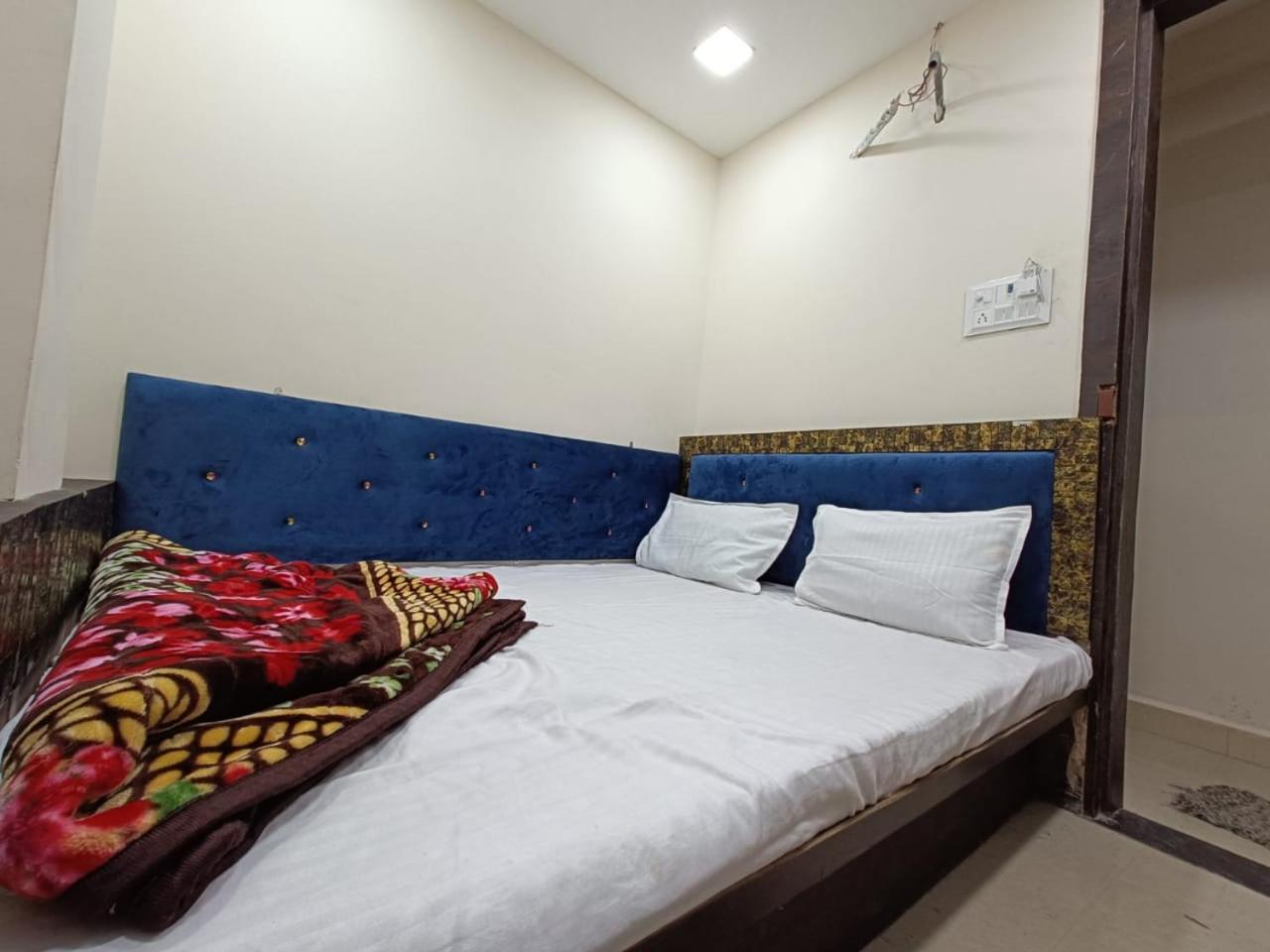 Single Room with Bathroom photo 1