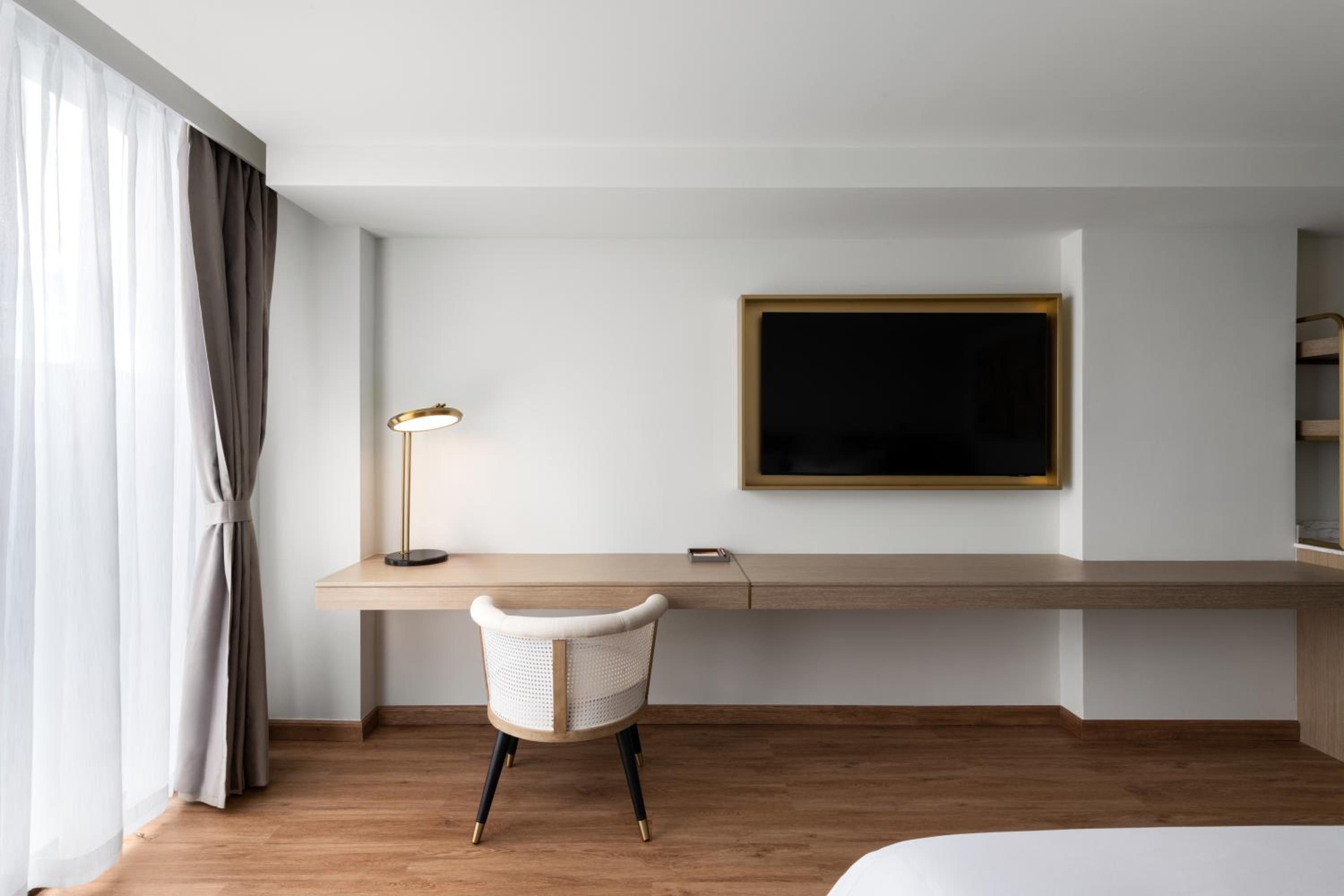 King Room with Balcony - Non-Smoking - Photo 4