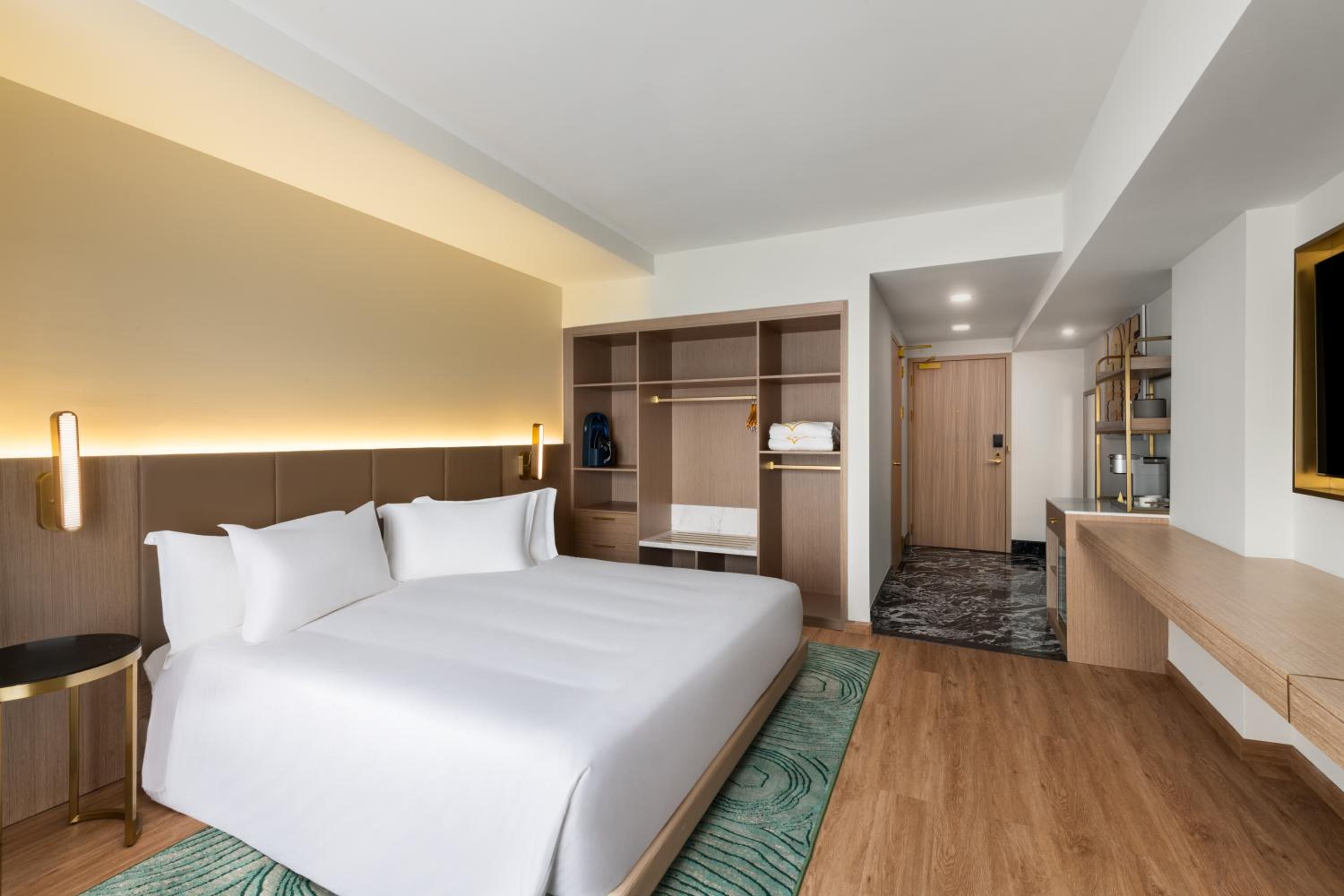 King Room with Mobility Access, Shared Balcony and Roll-In Shower, Non-Smoking - Photo 7