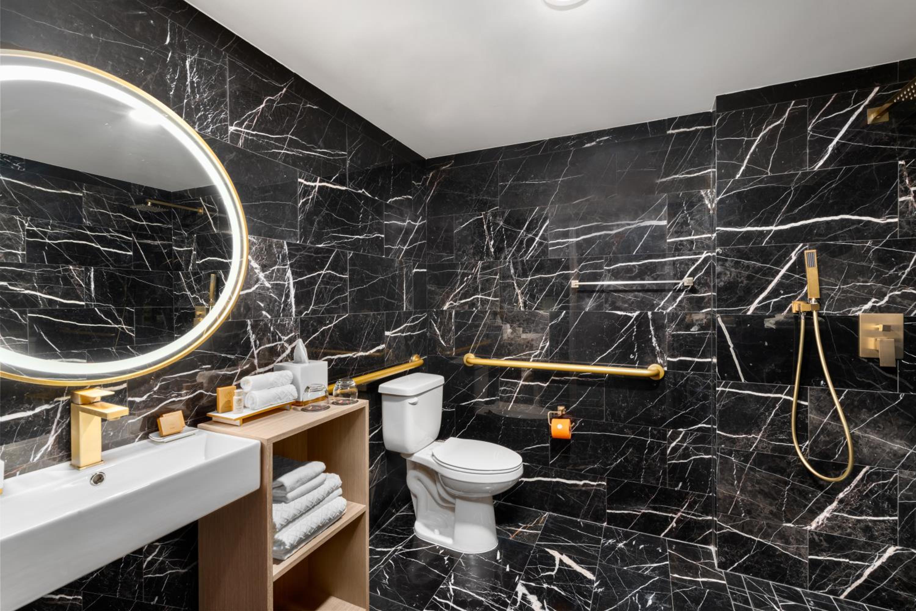 King Room with Mobility Access, Shared Balcony and Roll-In Shower, Non-Smoking - Photo 4