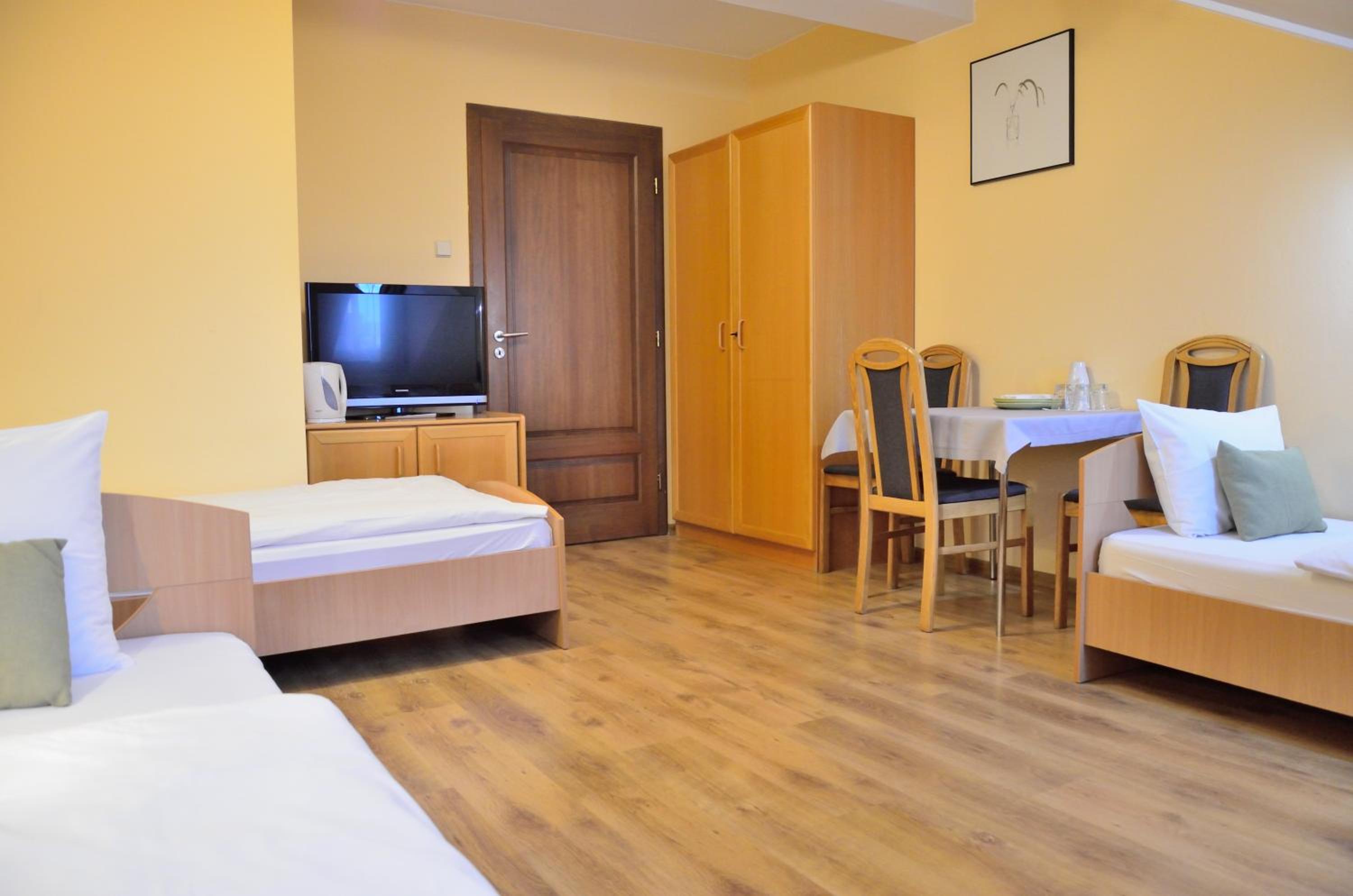 Economy Triple Room photo 2