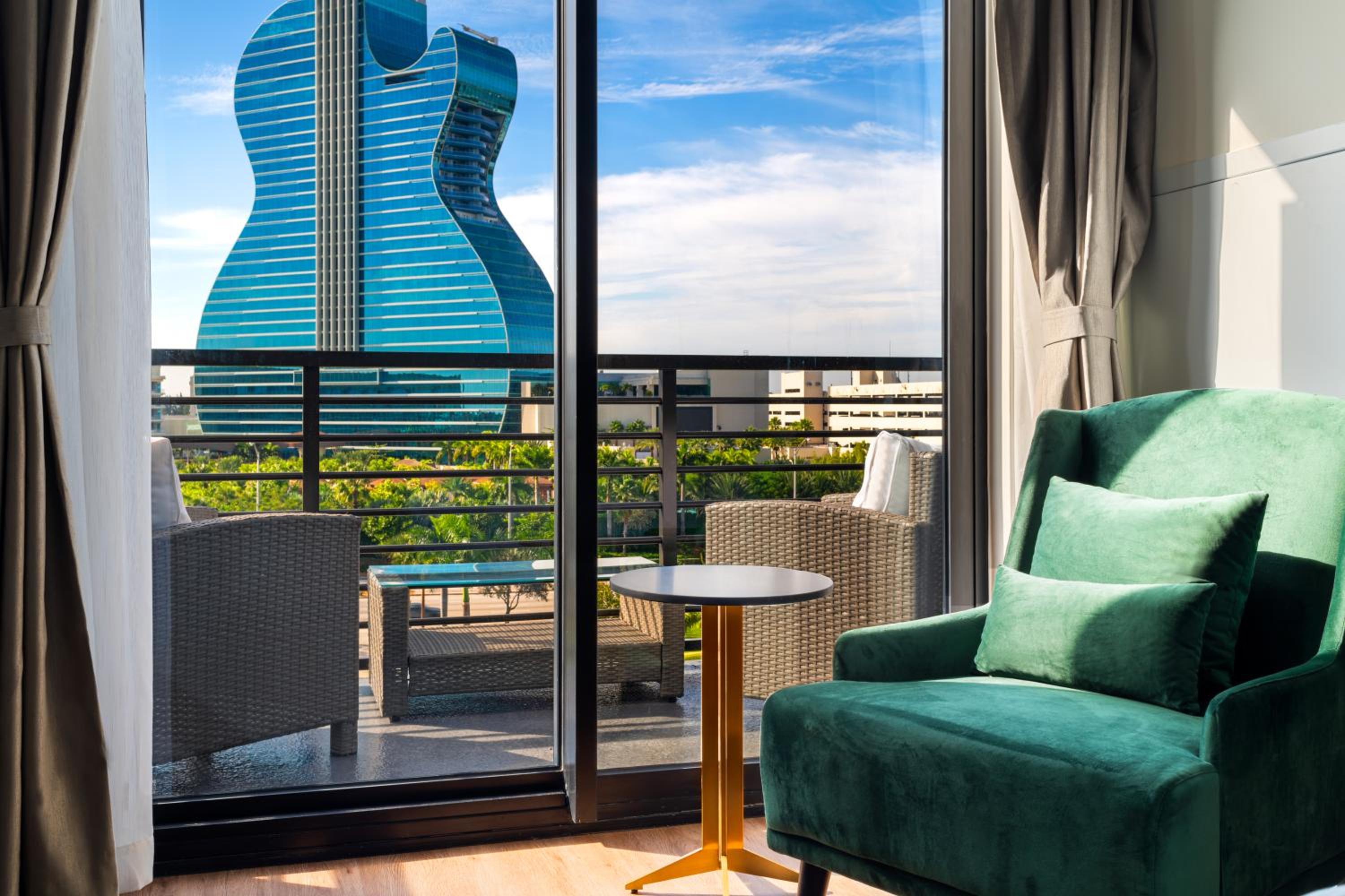 King Room with Shared Balcony, Non-Smoking - Photo 6
