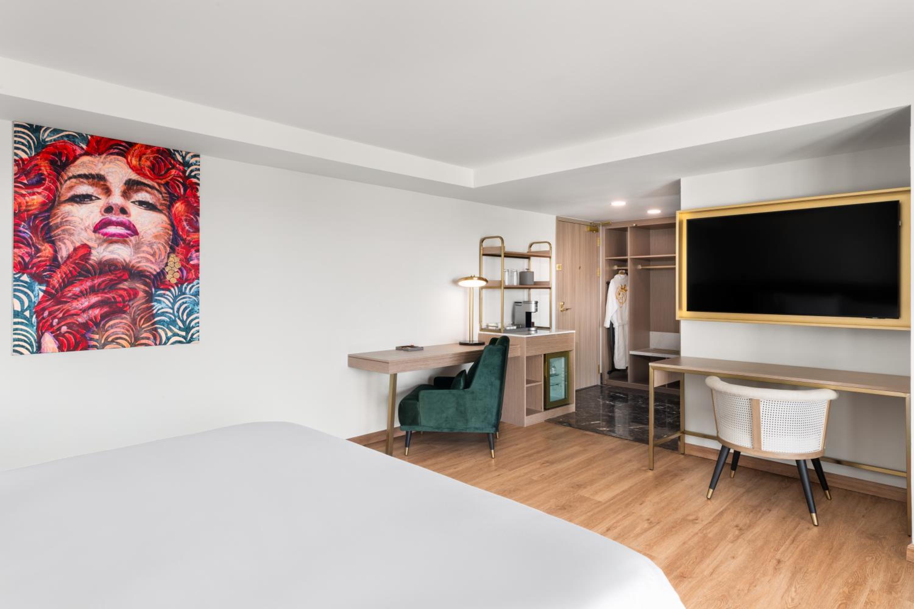 King Studio Suite with Balcony, Non-Smoking - Photo 6