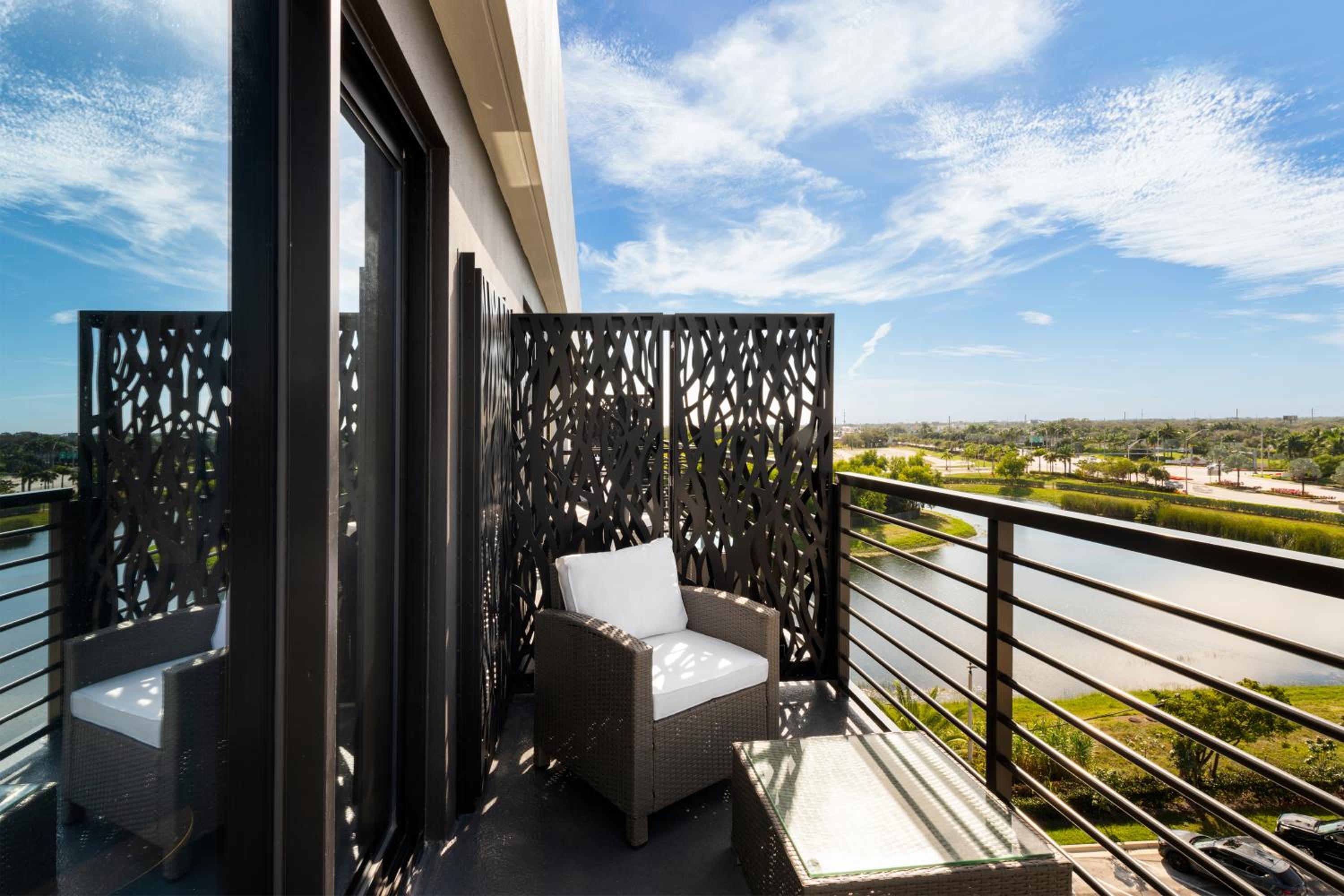 King Room with Shared Balcony, Non-Smoking - Photo 11