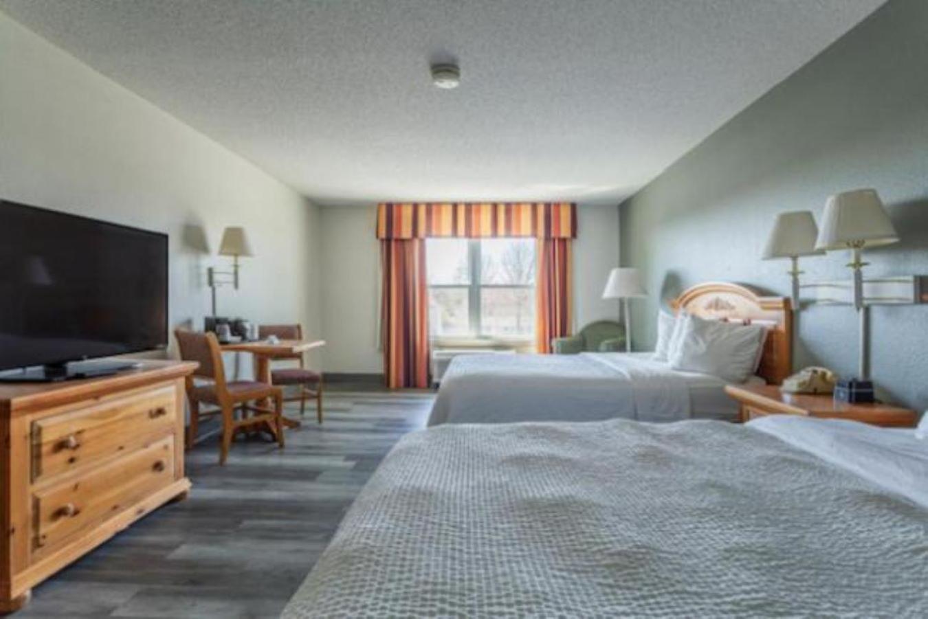 Queen Room with Two Queen Beds - Photo 3
