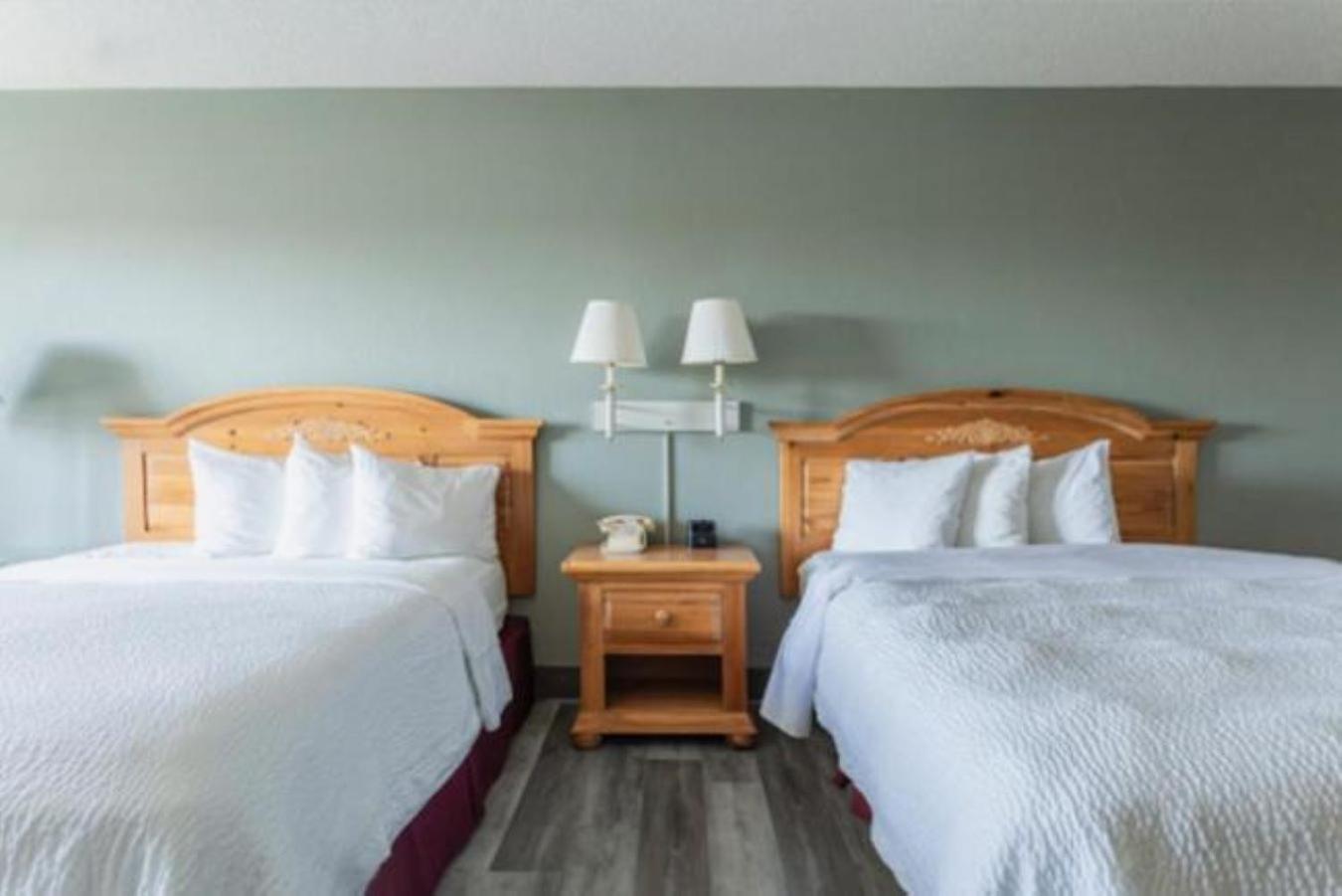 Queen Room with Two Queen Beds - Photo 2