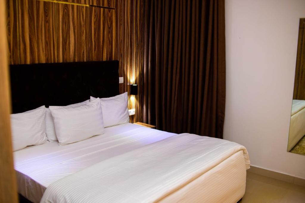 Standard Queen Room
