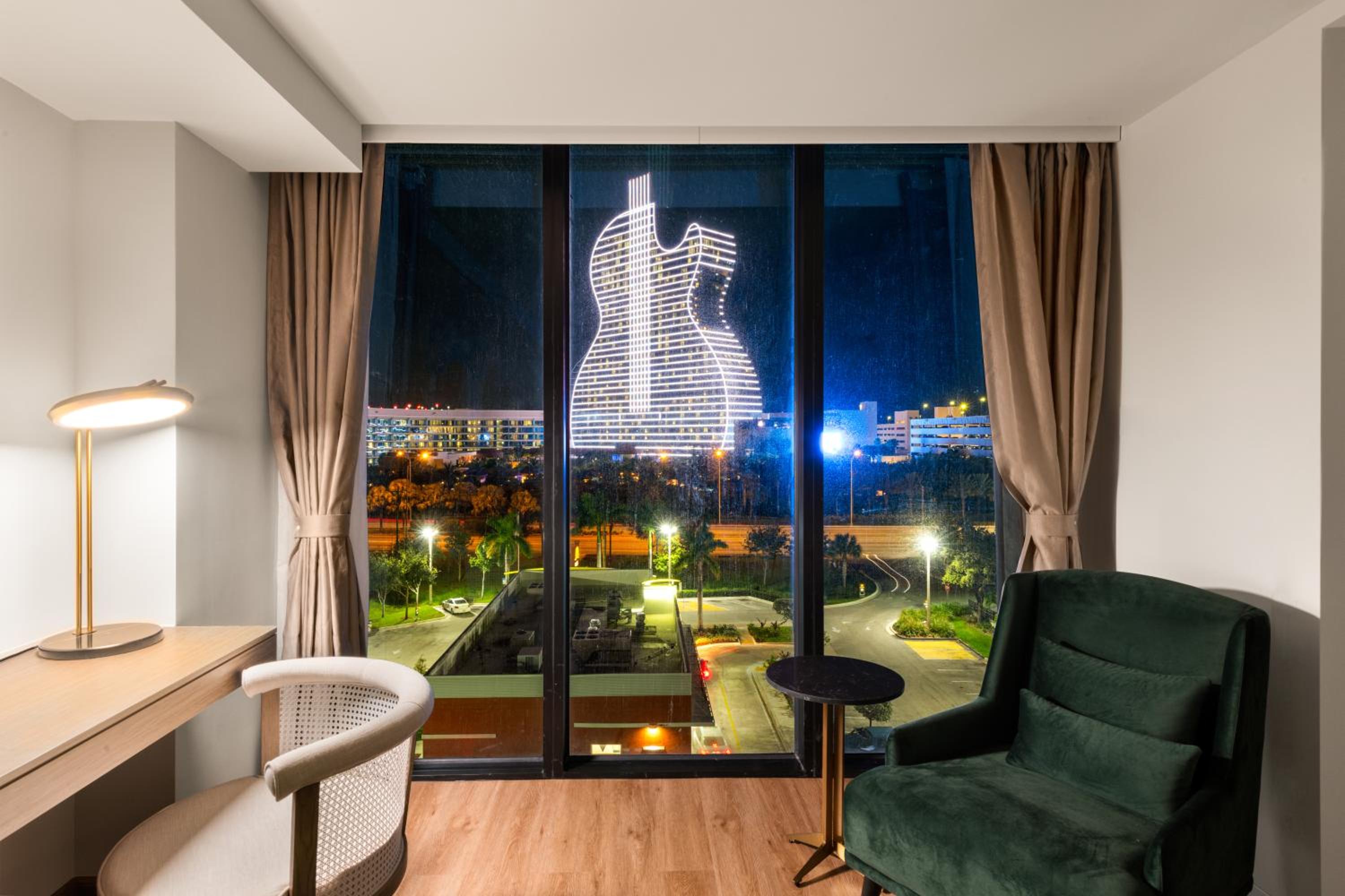 King Room with Guitar View - Non-Smoking - Photo 2
